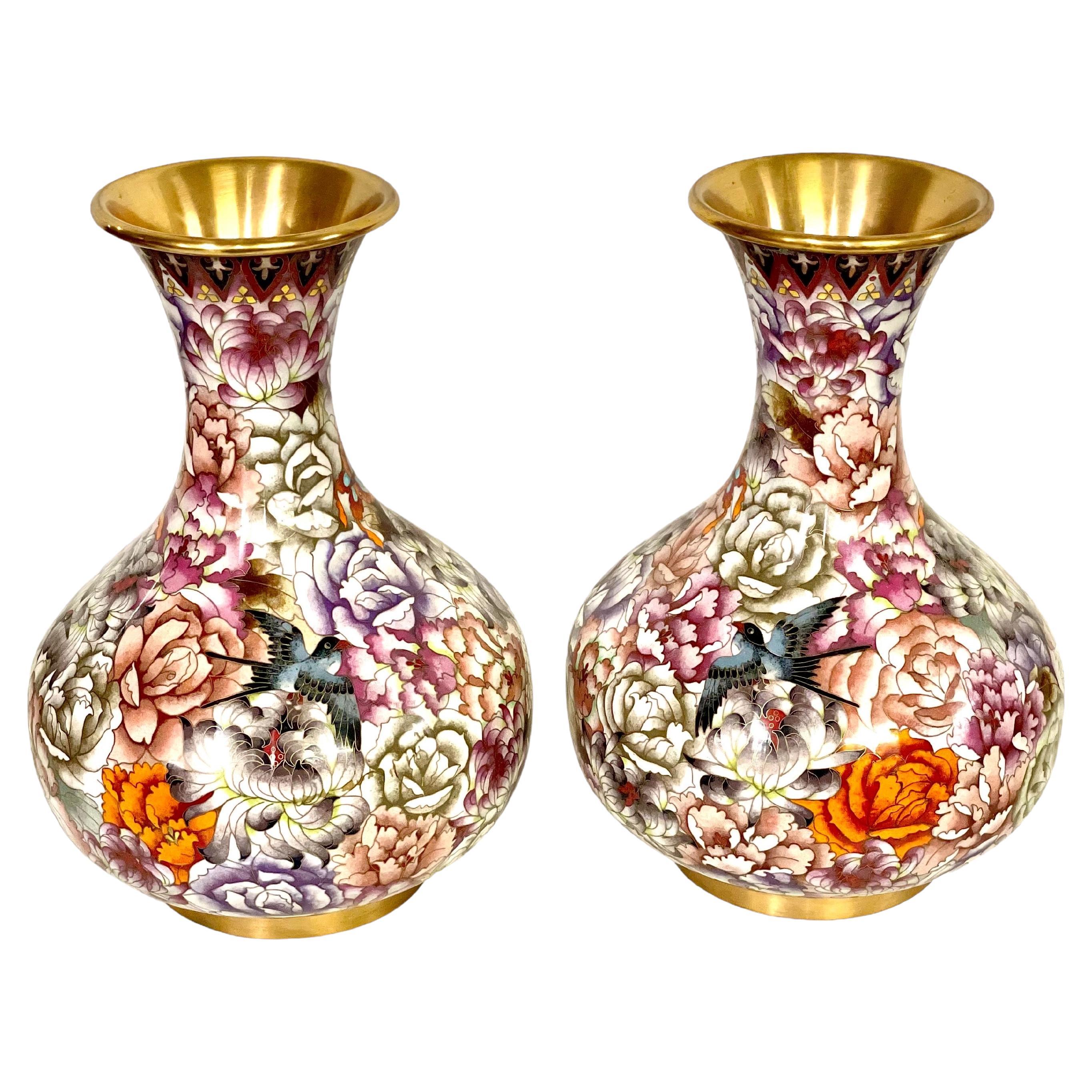 Una squisita coppia di antichi vasi cinesi in ottone a forma di balaustro con smalto cloisonné, meticolosamente decorati con un disegno tradizionale di fiori, uccelli e farfalle e con un interno in smalto dorato. L'antica arte del cloisonné è la