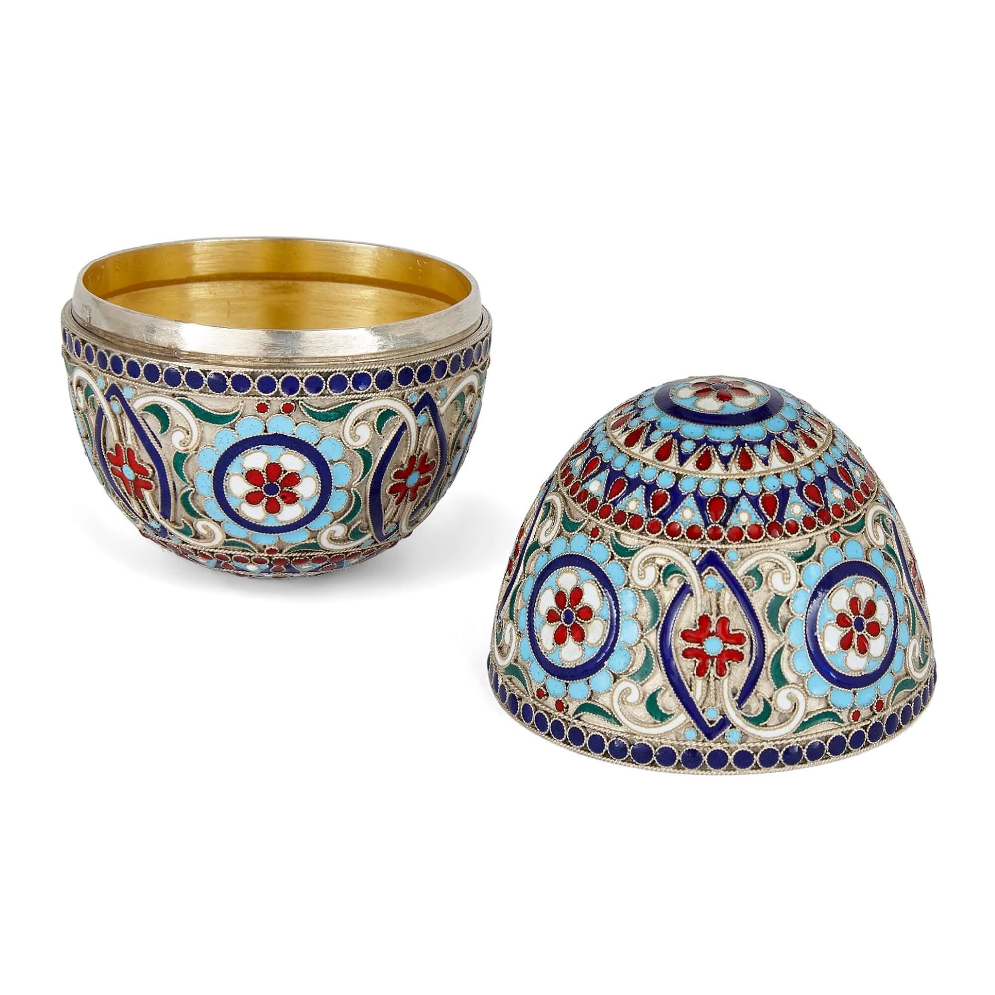 Pair of Cloisonné Enamel Decorated and Silver Gilt Eggs  In Good Condition For Sale In London, GB