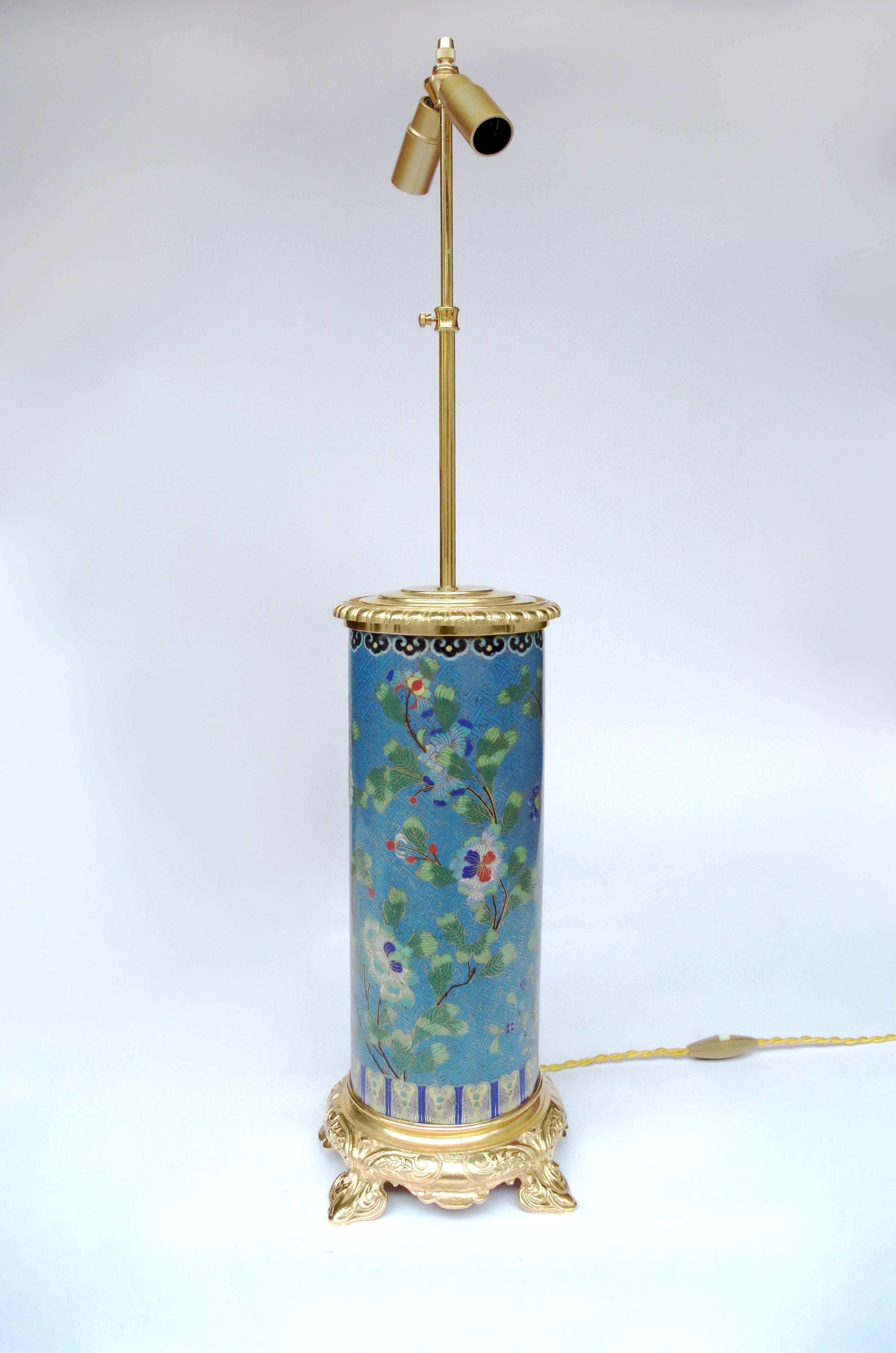 Cloisonné Paire de lampes en émail cloisonné avec monture en bronze doré, vers 1900 en vente