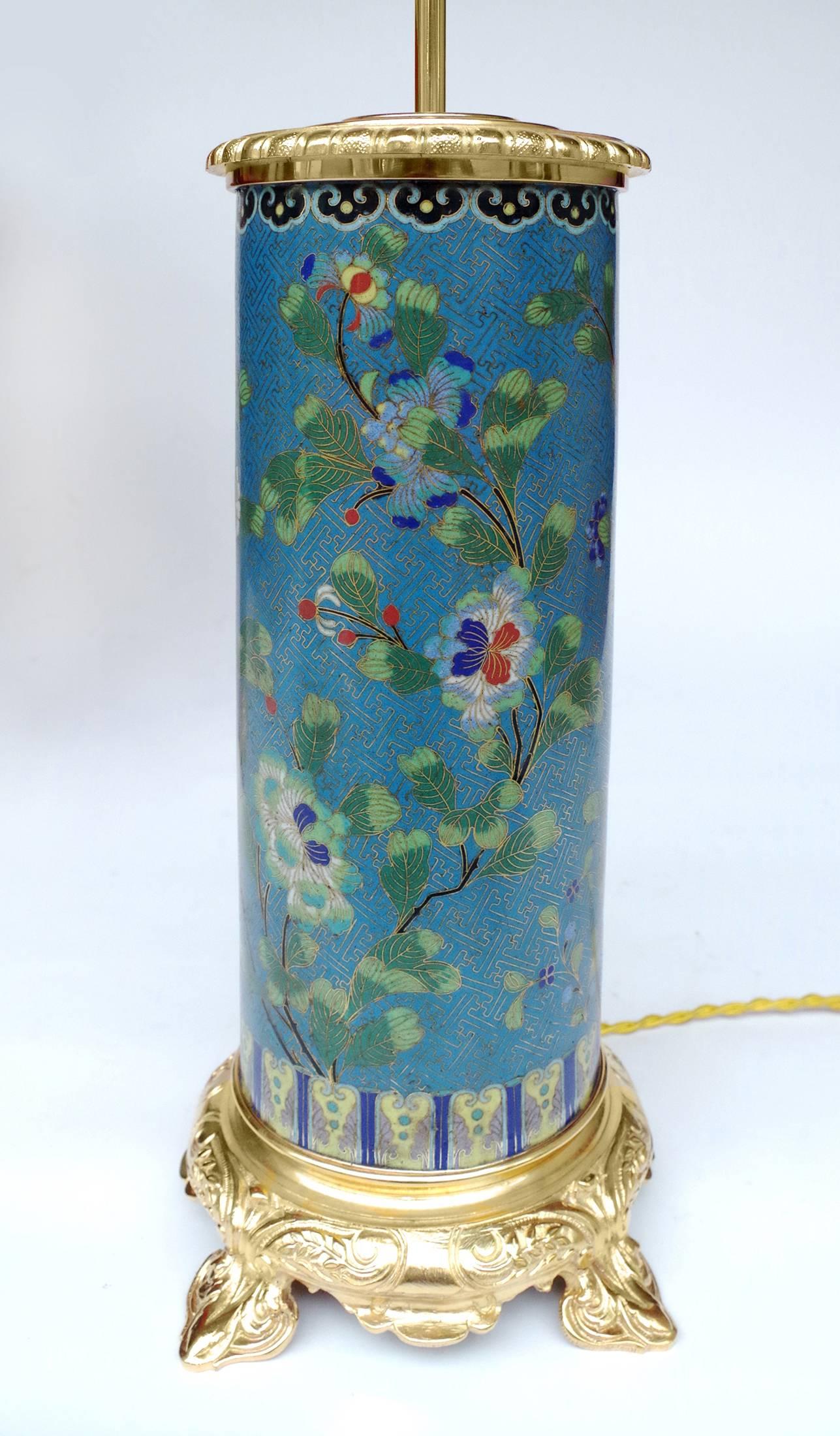 Bronzo Coppia di lampade in smalto cloisonne con montatura in bronzo dorato, circa 1900 in vendita