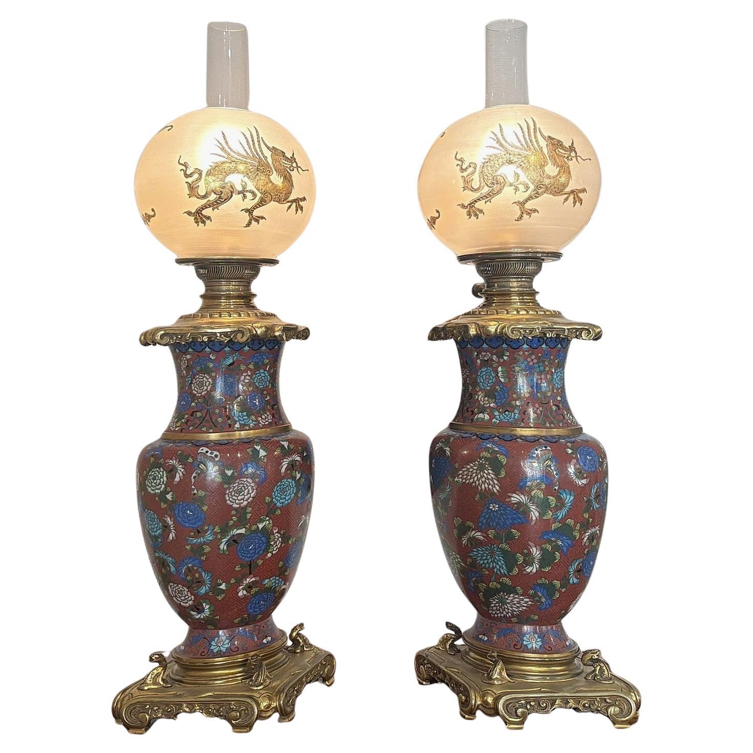 Paire de lampes à huile en émail cloisonné, électrifiées, 19e siècle