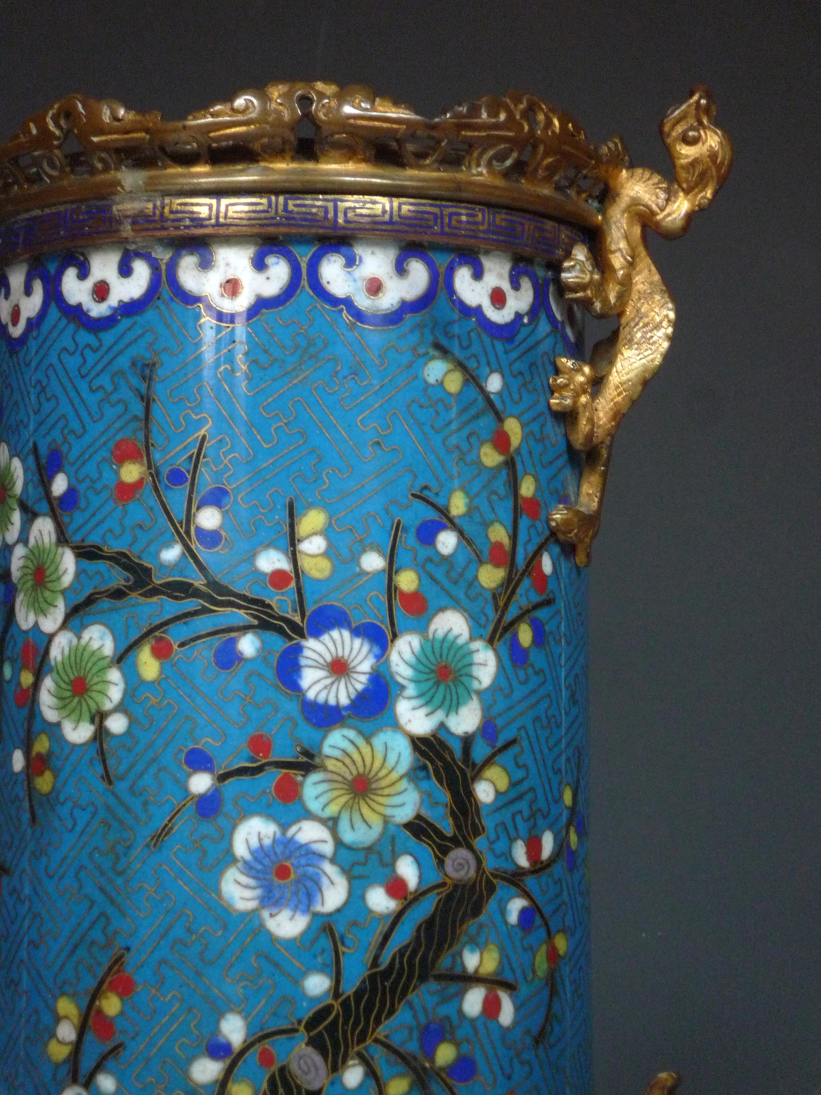 Doré Paire de vases en émail Cloisonne, attribués à l'Escalier de Cristal, France, C.1870 en vente