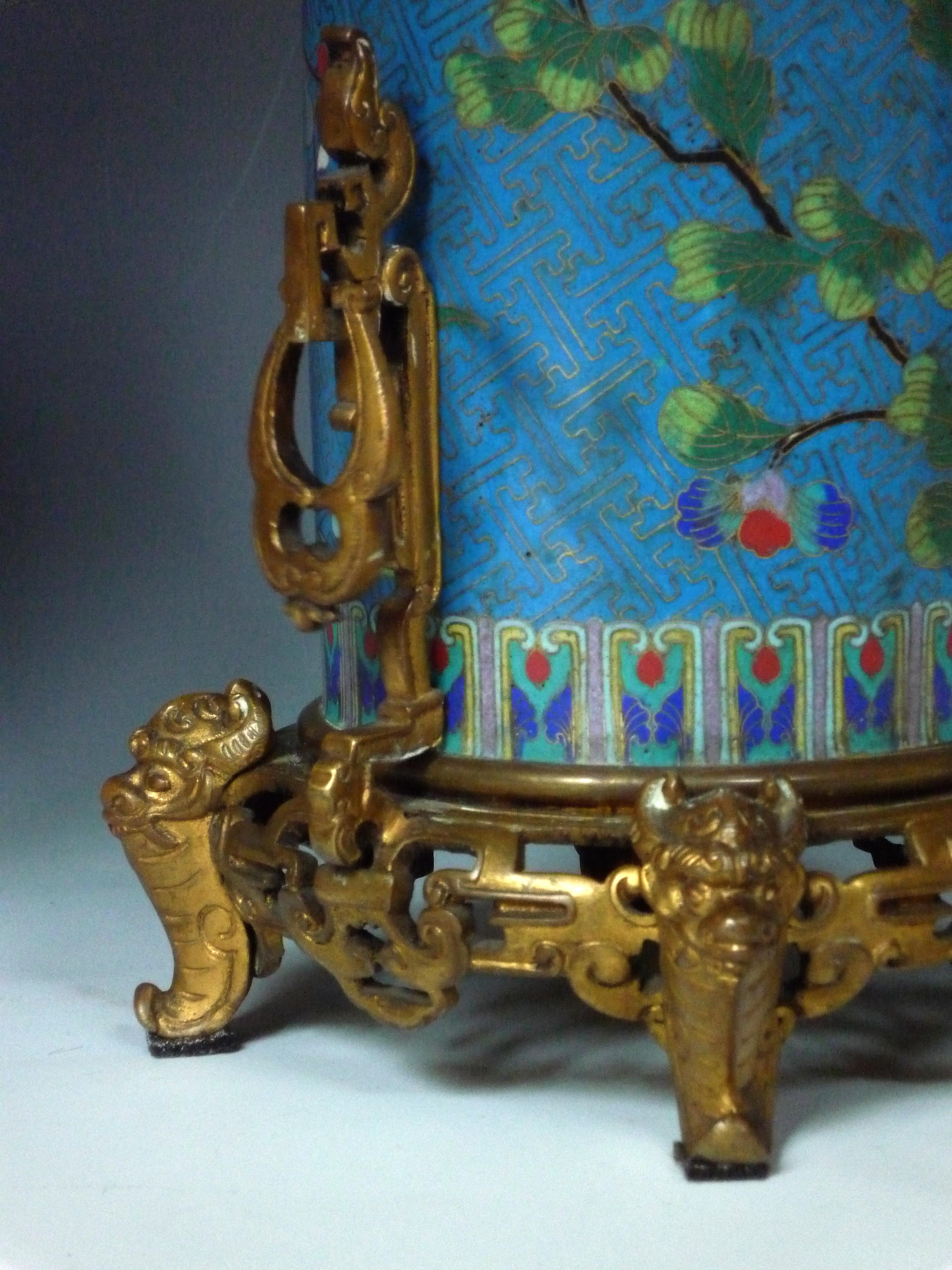 Coppia di vasi in smalto cloisonne, attribuiti a L'Escalier de Cristal, Francia, C.C. 1870 In condizioni buone in vendita a PARIS, FR