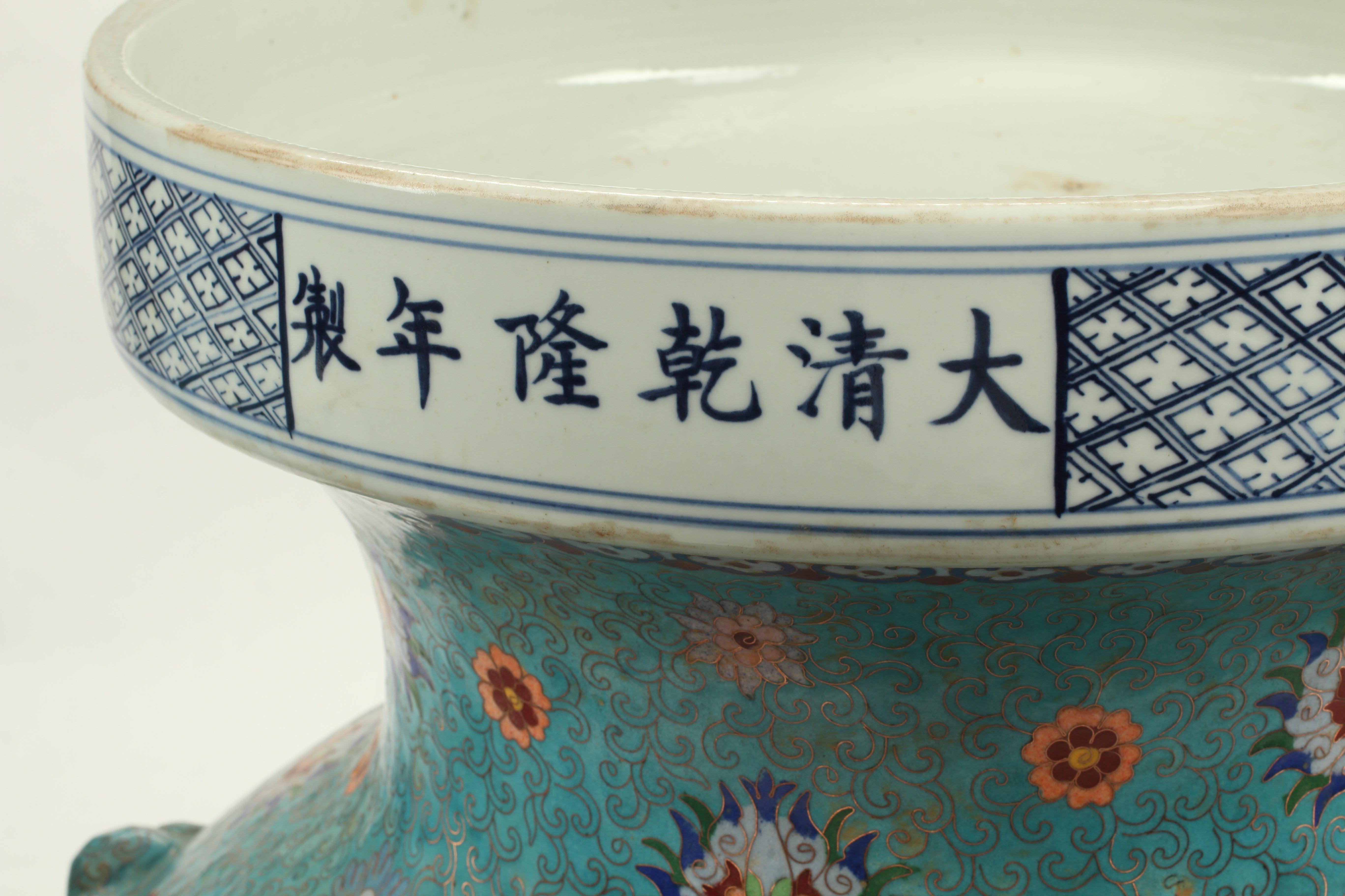 Cinese Coppia di vasi Cloisonné su porcellana, cinese in vendita