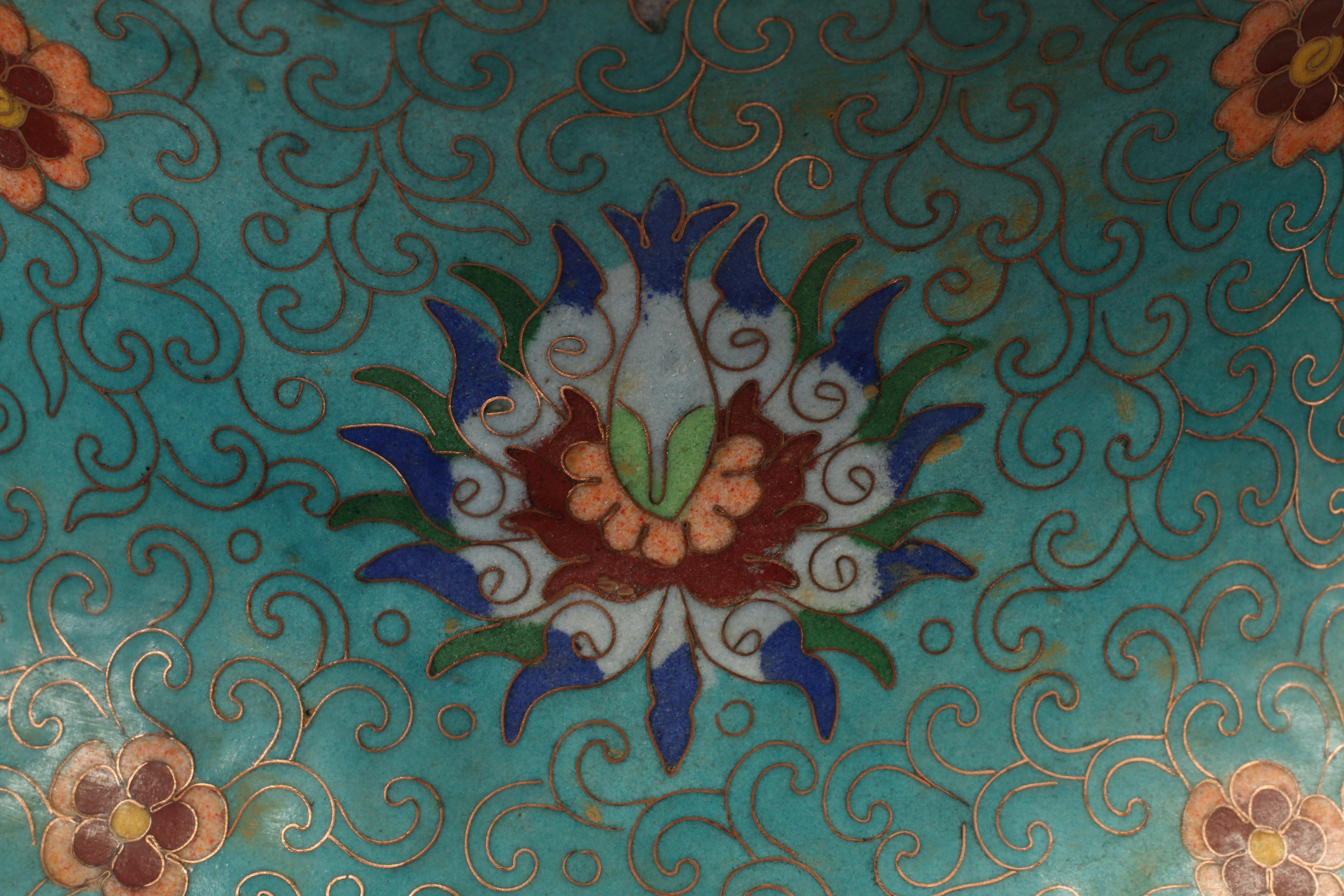 Coppia di vasi Cloisonné su porcellana, cinese In condizioni buone in vendita a El Monte, CA