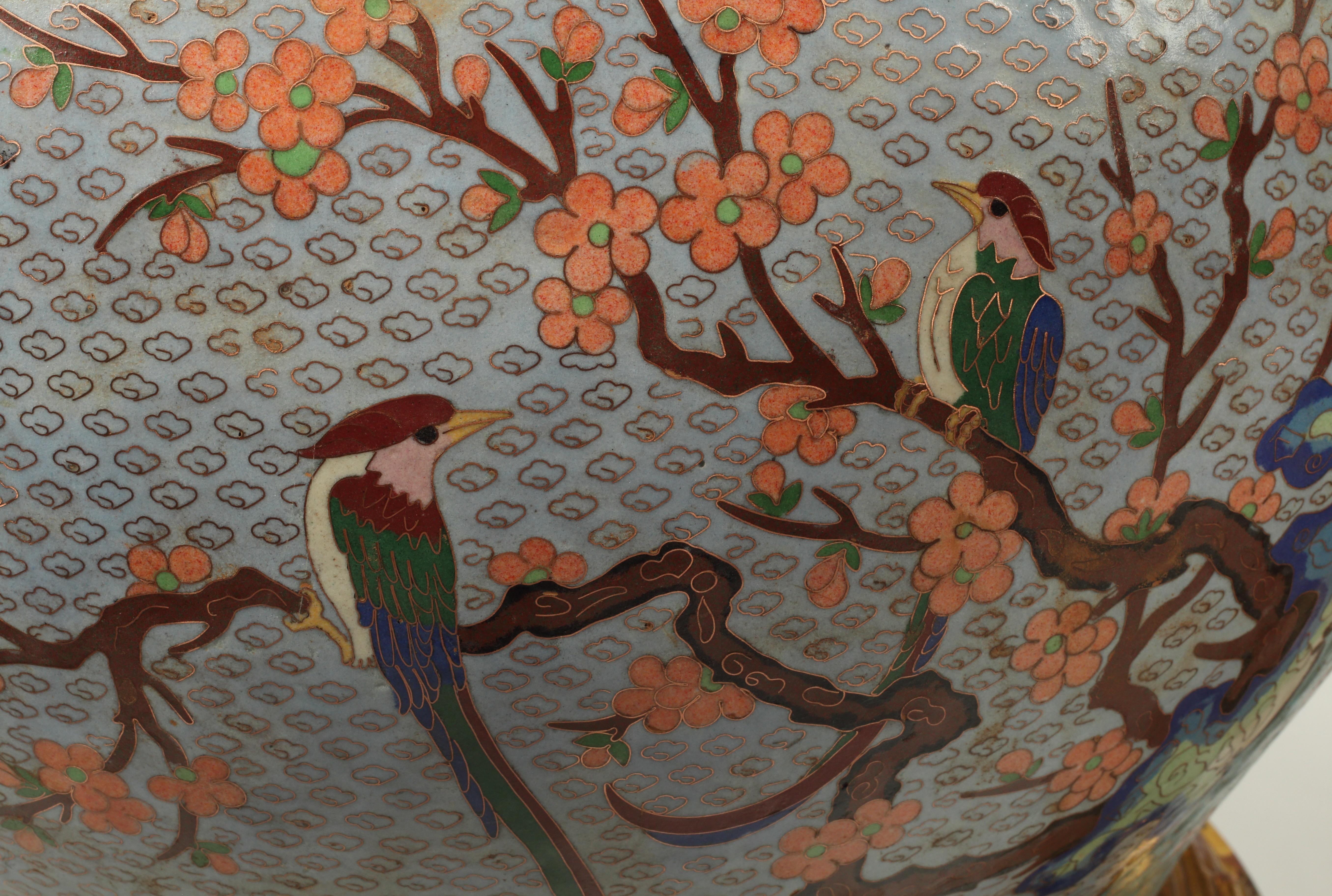 XX secolo Coppia di vasi Cloisonné su porcellana, cinese in vendita