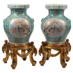 Paire de vases cloisonnés sur porcelaine, chinois
