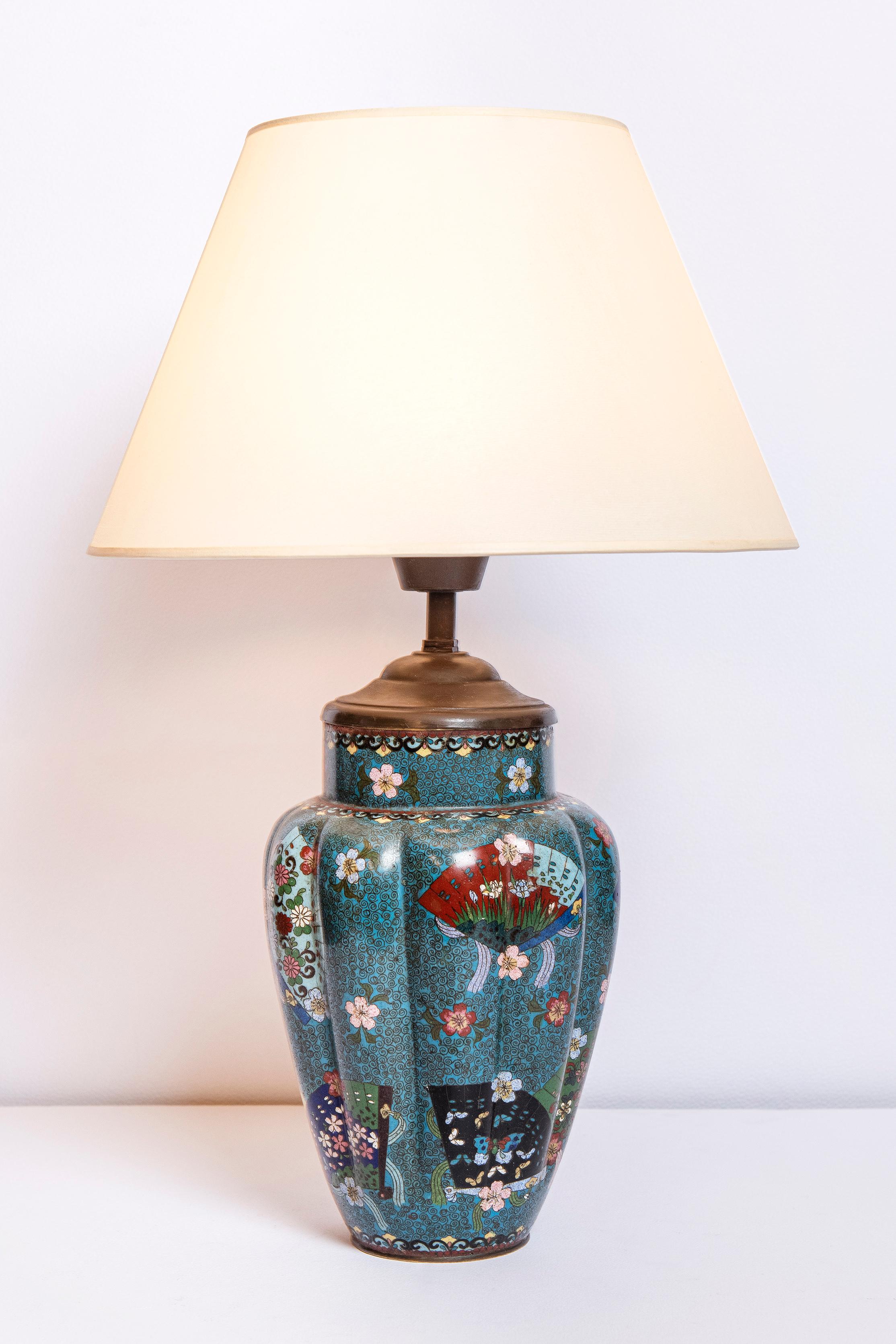 Pair of cloisonné table lamps. Japan, late 19th century.

Measure: Height with shade: 50 cm.