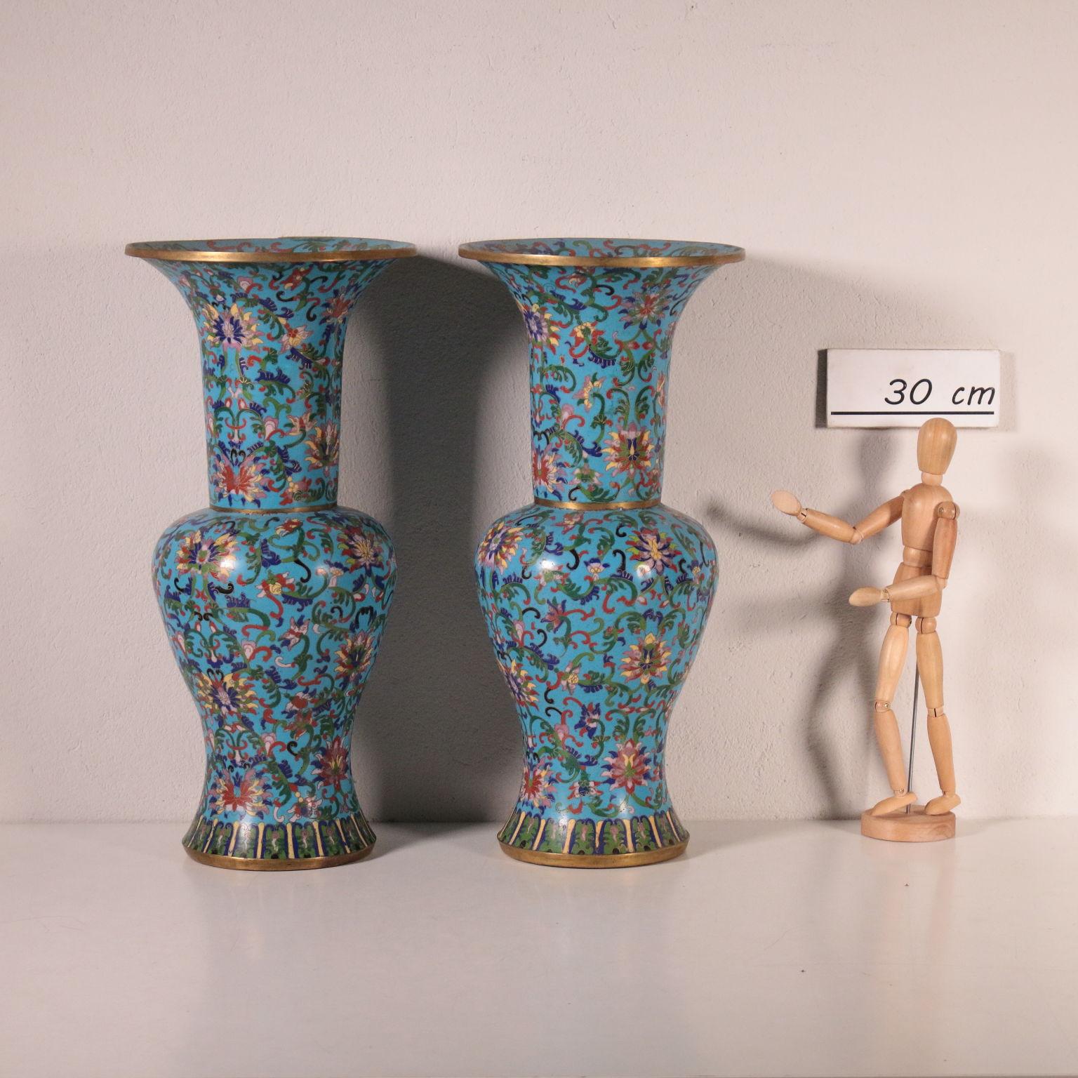 Pair of cloisonné Yen Yen vases. Baluster shape, Indian lotus flowers decorations and plant racemes on a cobalt blue background. Republic time (1912-1949).