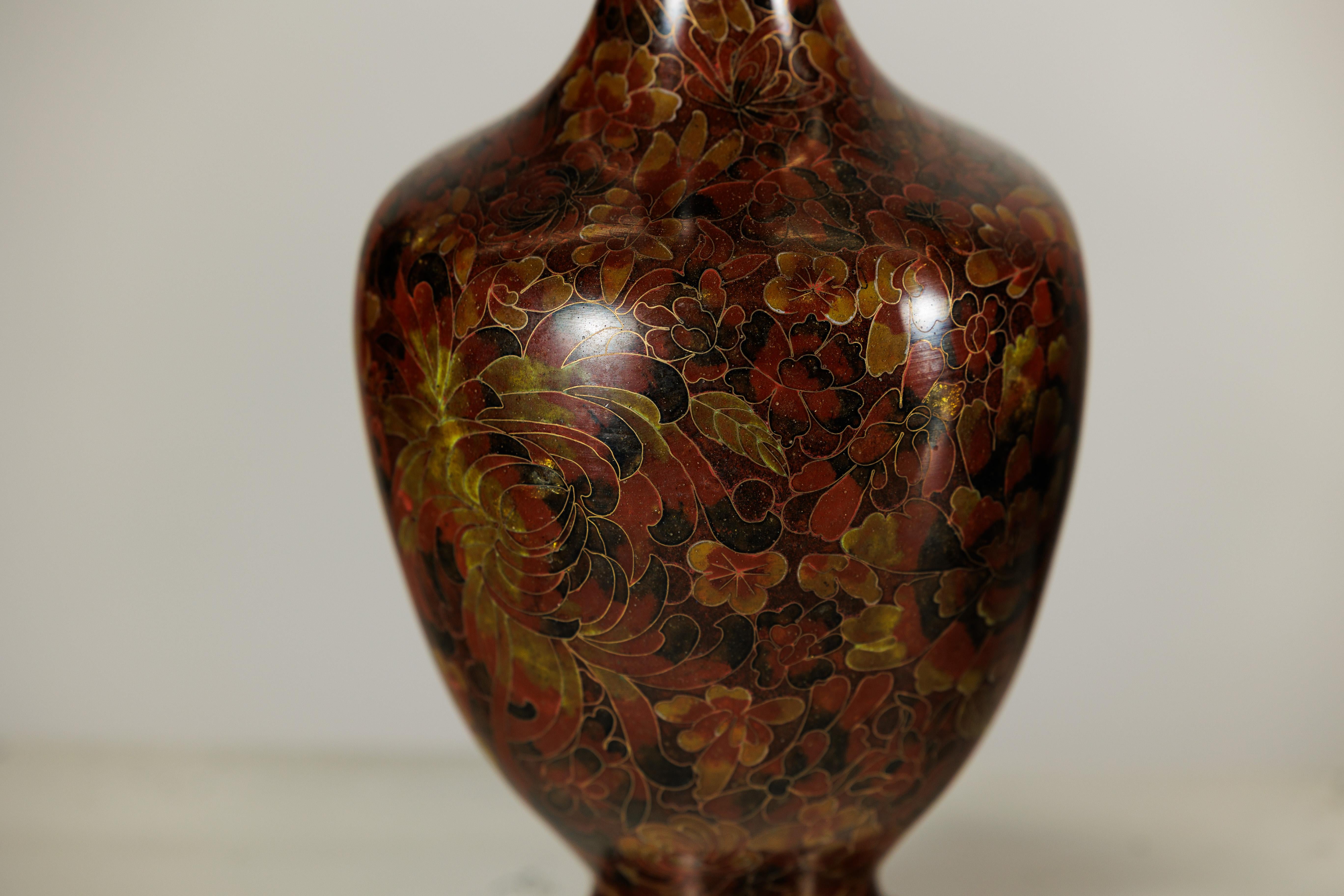 Paire de vases cloisonnés à fond brun rougeâtre et décor floral en vente 3