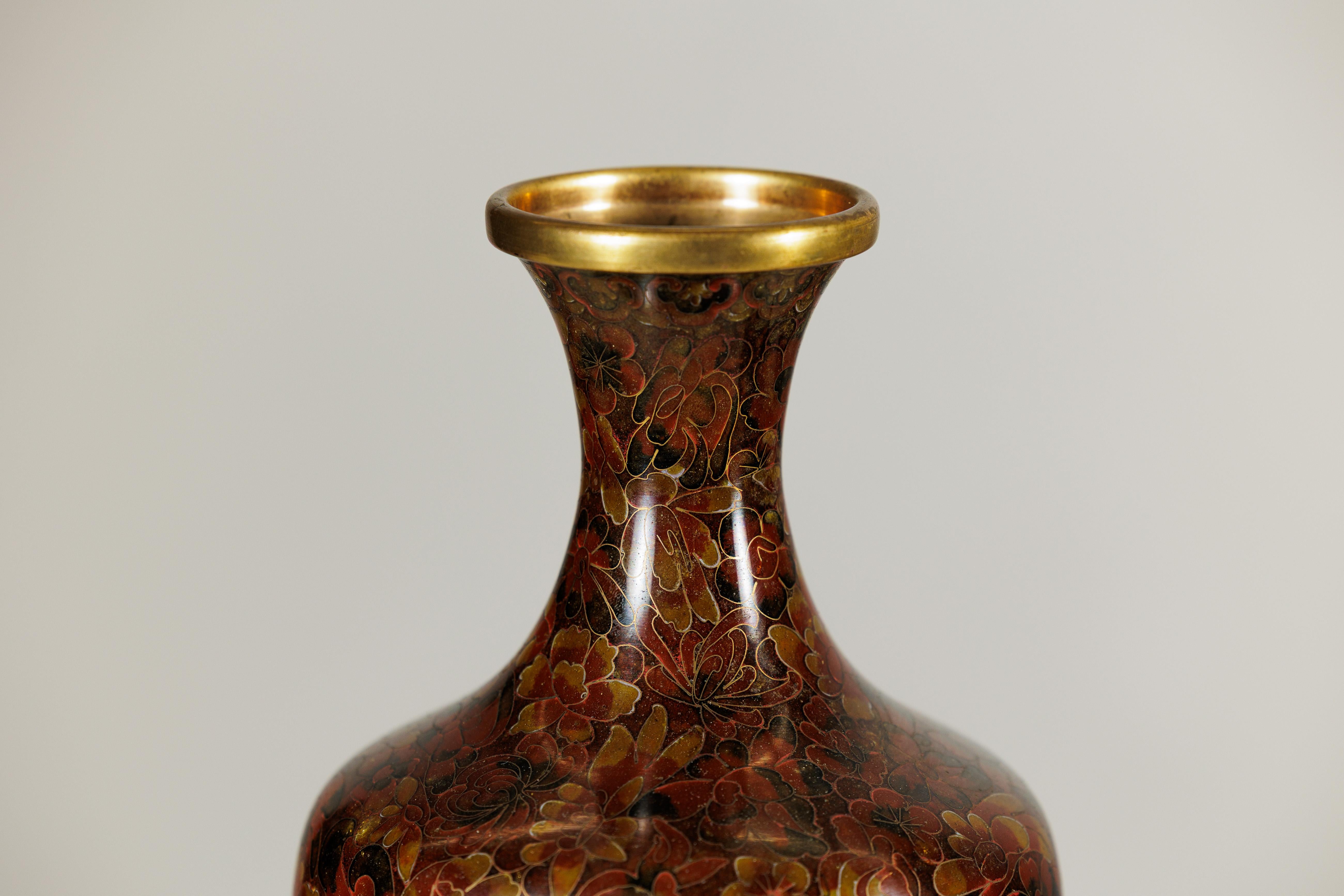 Paire de vases cloisonnés à fond brun rougeâtre et décor floral en vente 4