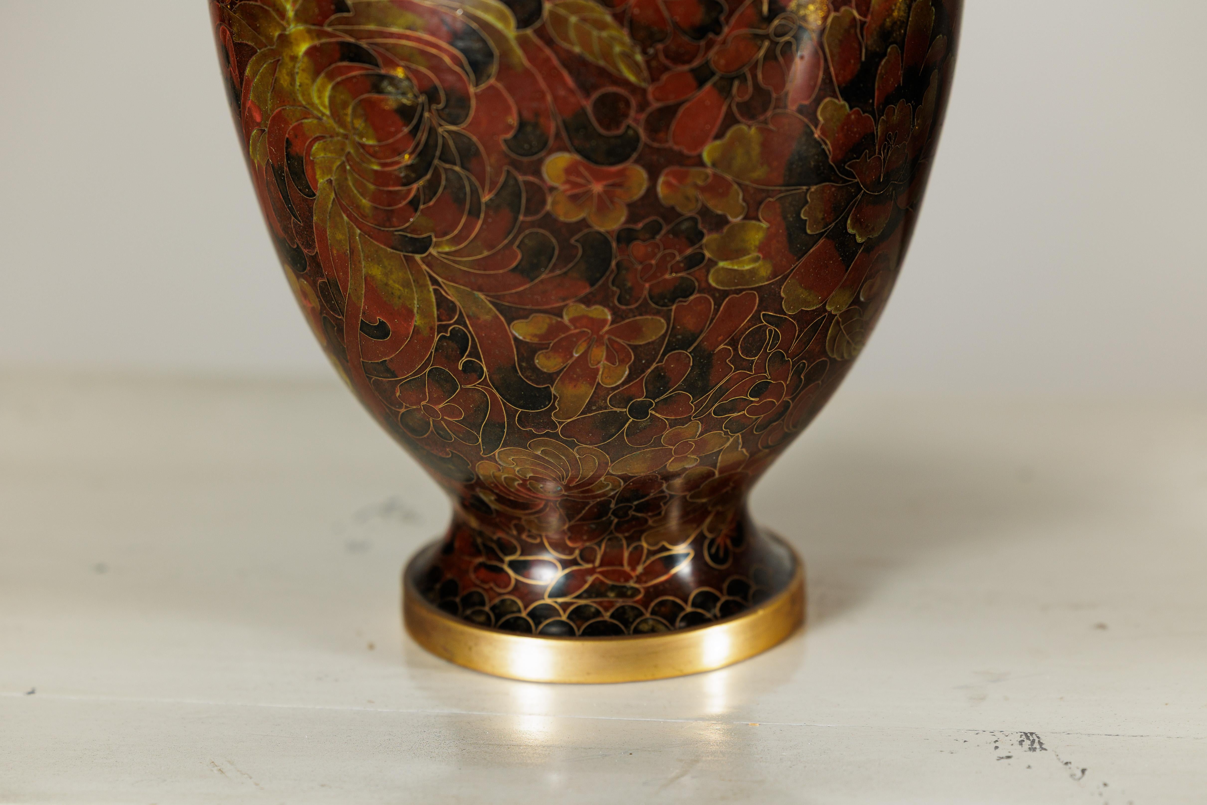 Paire de vases cloisonnés à fond brun rougeâtre et décor floral en vente 5