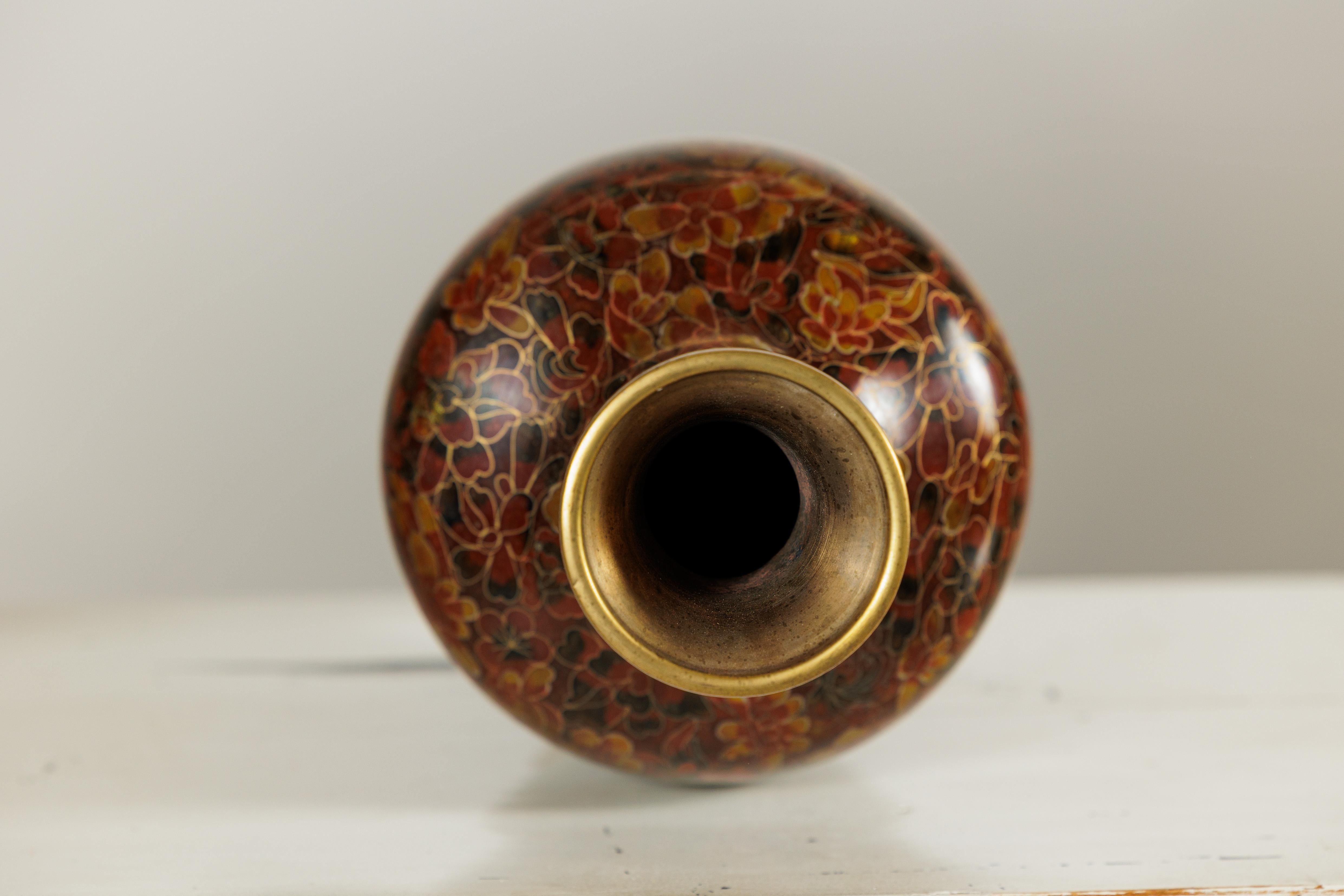 Paire de vases cloisonnés à fond brun rougeâtre et décor floral en vente 6