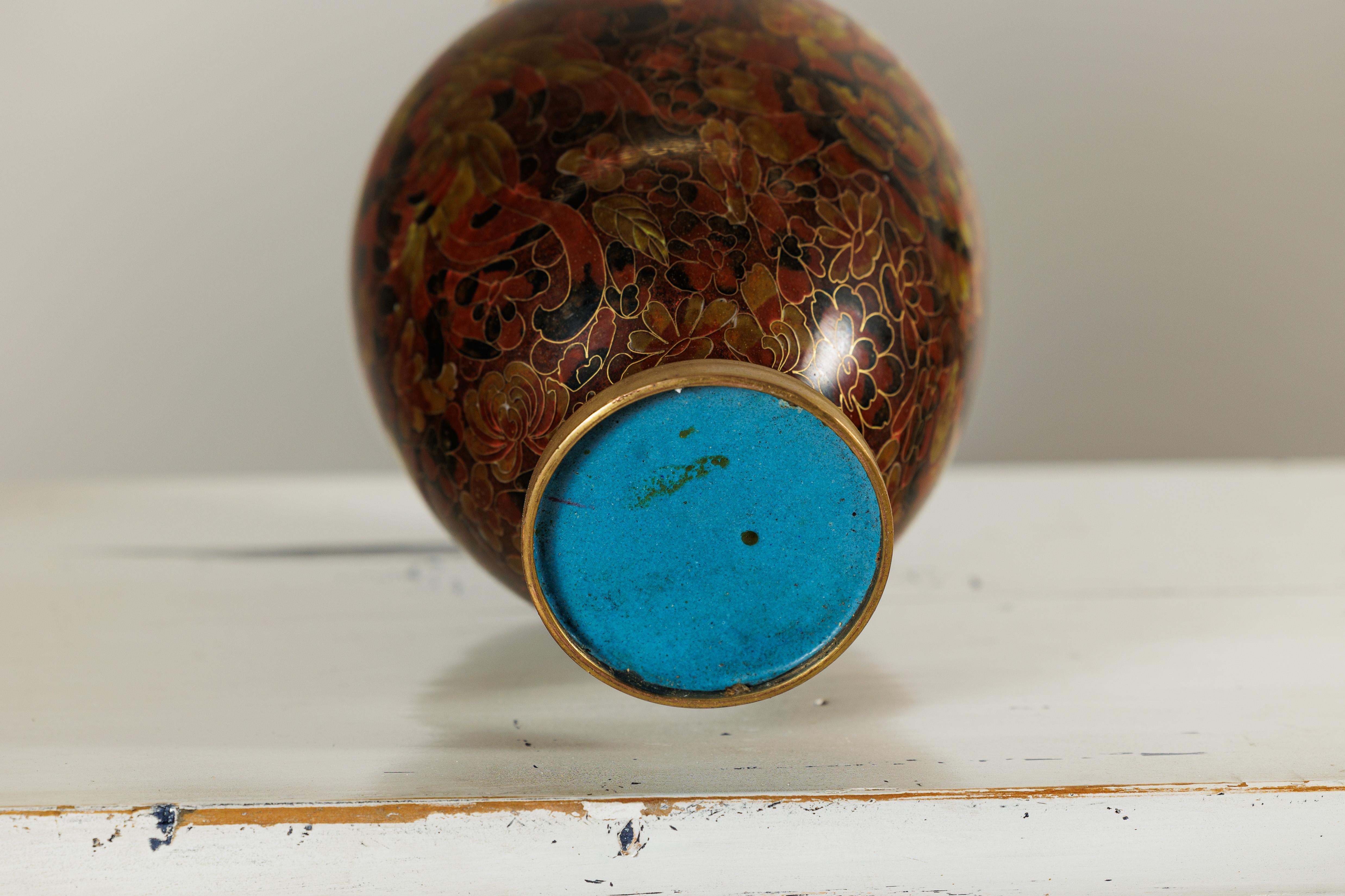 Paire de vases cloisonnés à fond brun rougeâtre et décor floral en vente 7
