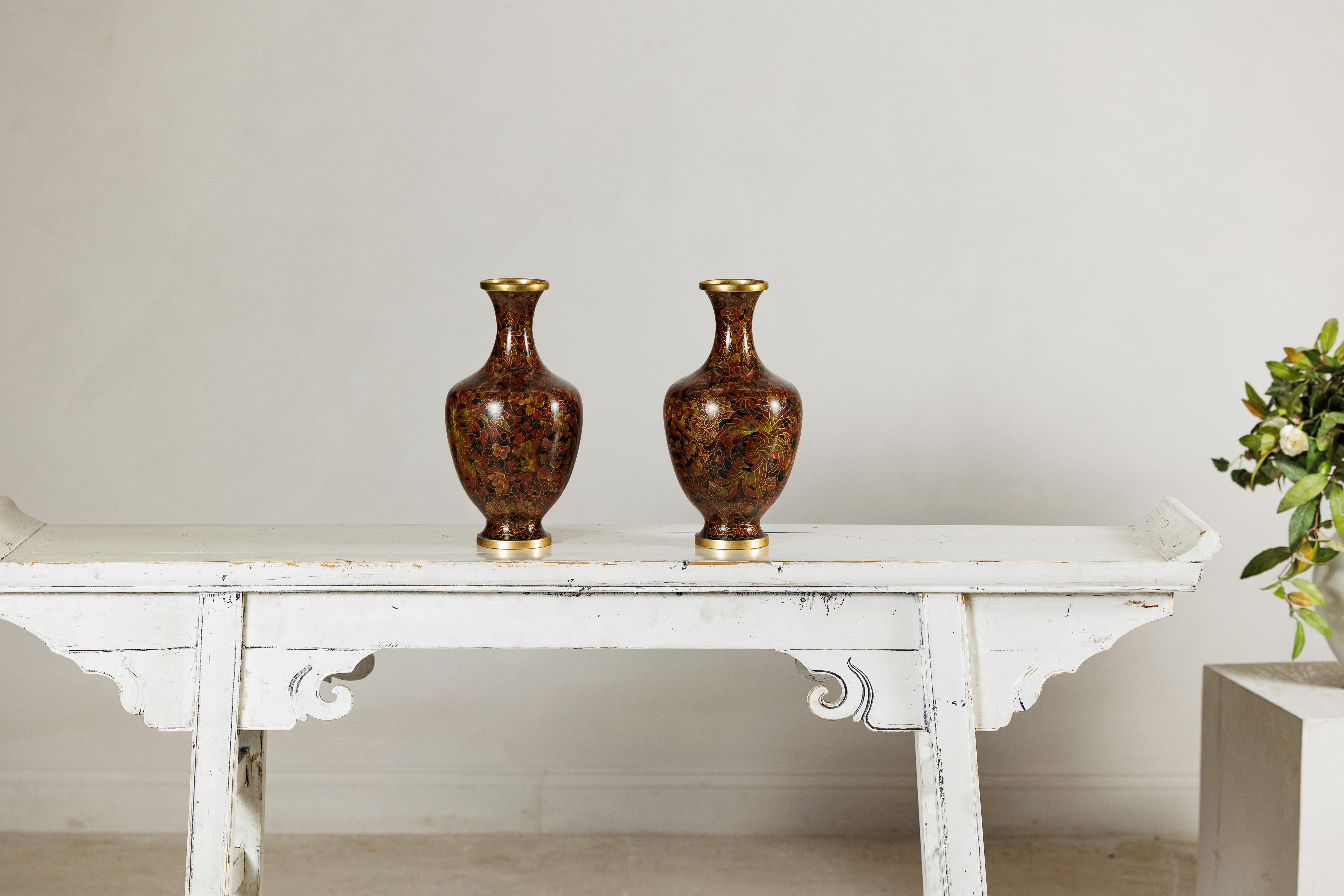Paire de vases cloisonnés à fond brun rougeâtre et décor floral en vente 8