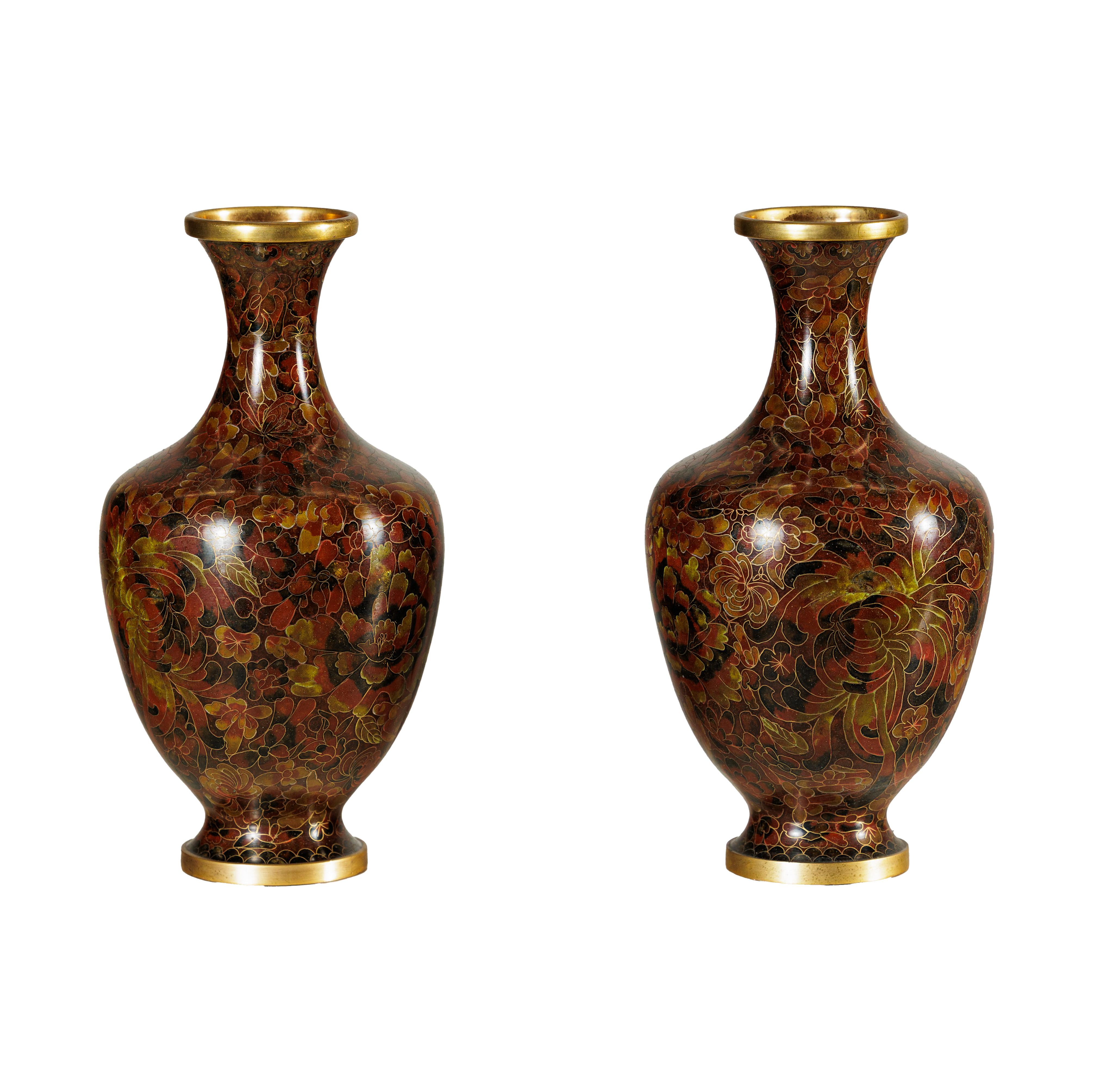Paire de vases cloisonnés à fond brun rougeâtre et décor floral en vente 9