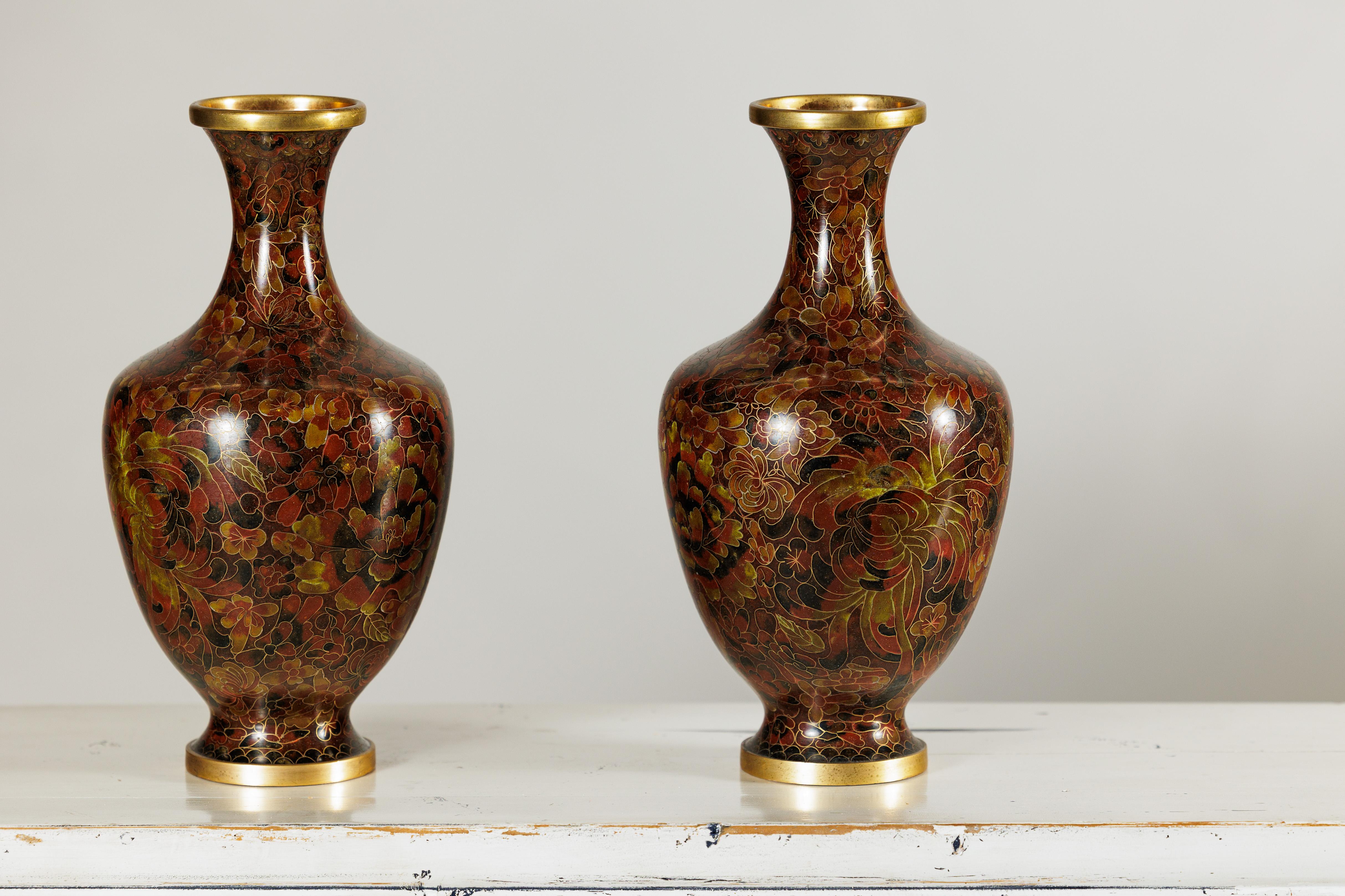 Incrusté Paire de vases cloisonnés à fond brun rougeâtre et décor floral en vente