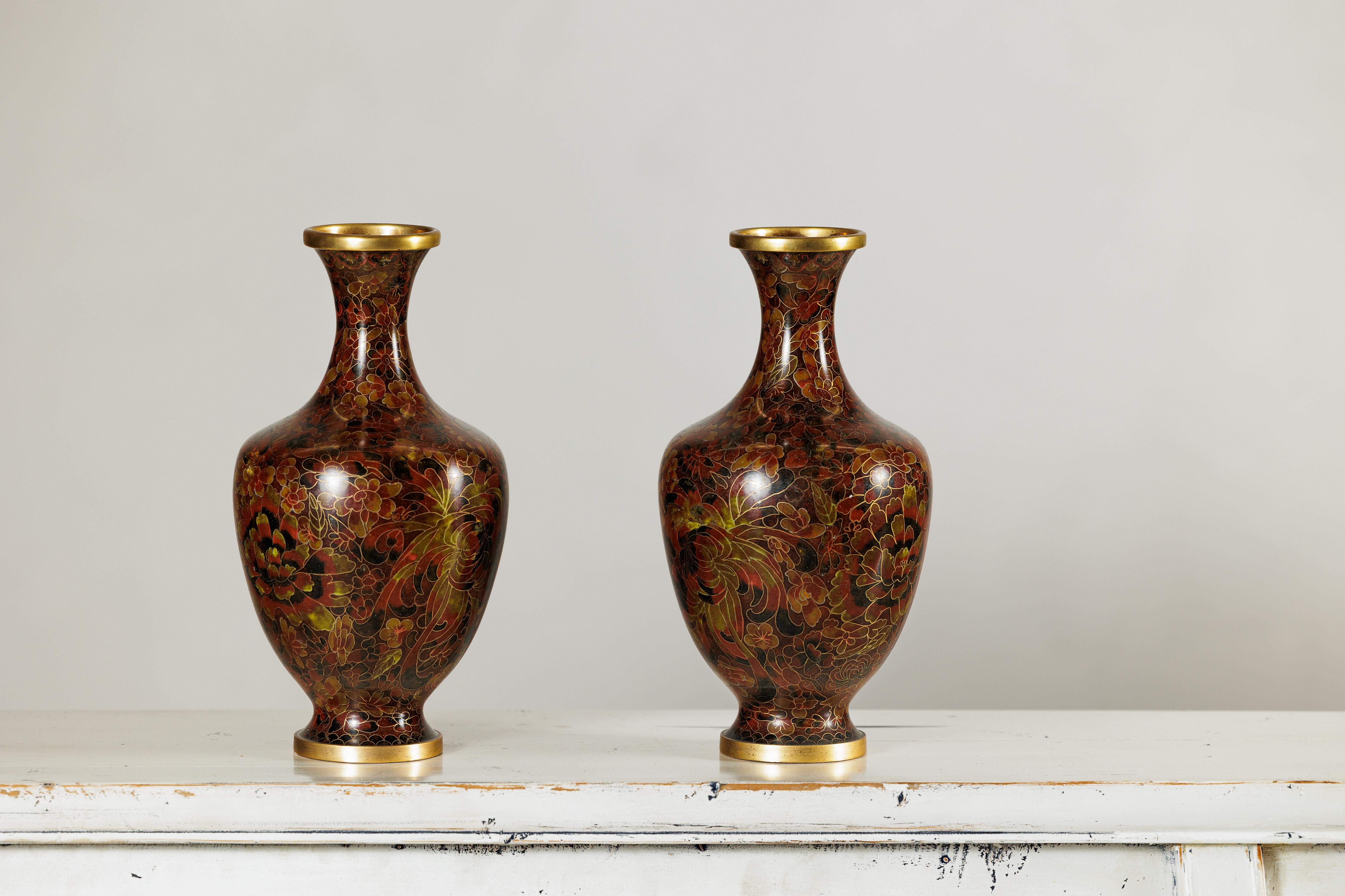 Paire de vases cloisonnés à fond brun rougeâtre et décor floral Bon état - En vente à Yonkers, NY