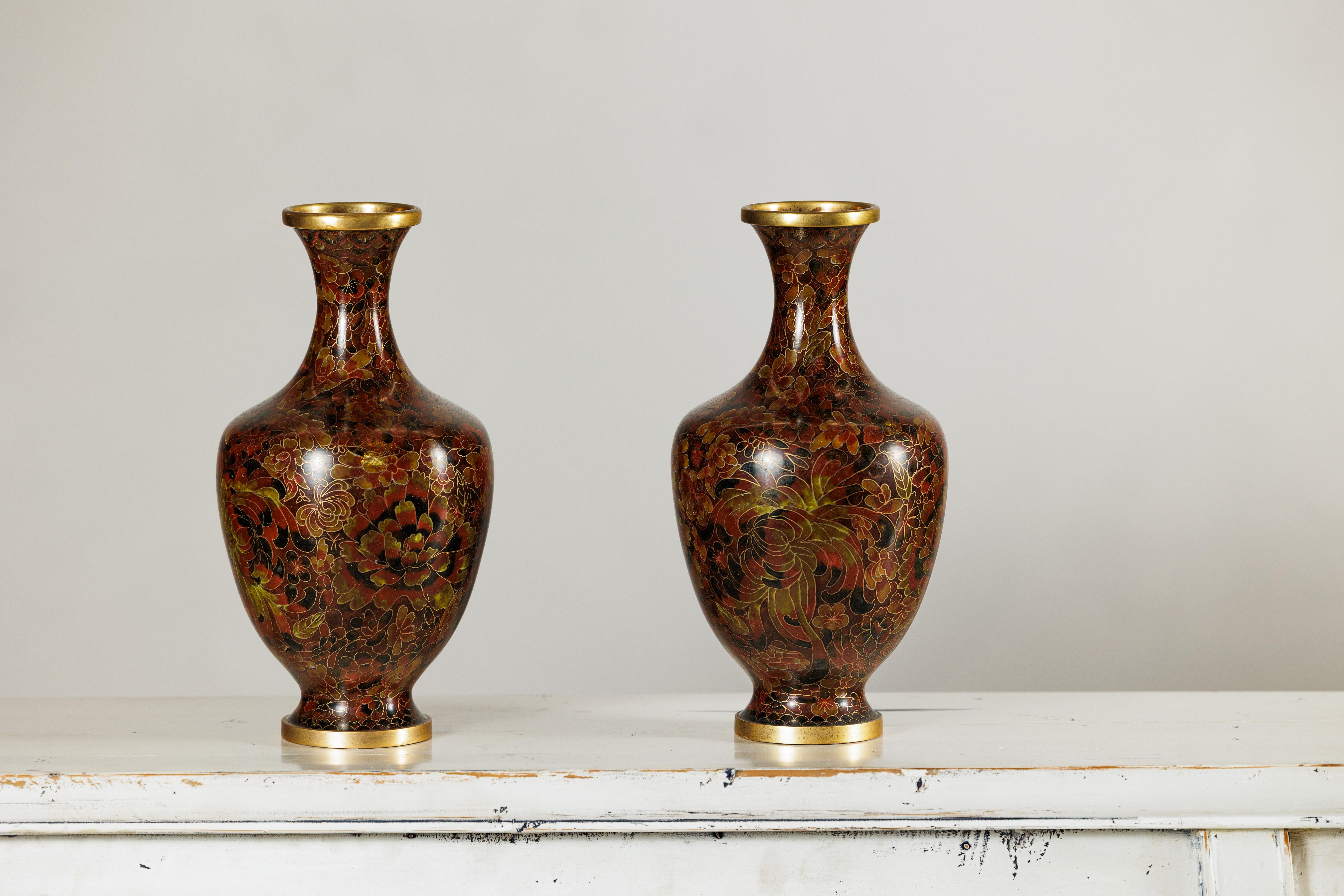 20ième siècle Paire de vases cloisonnés à fond brun rougeâtre et décor floral en vente