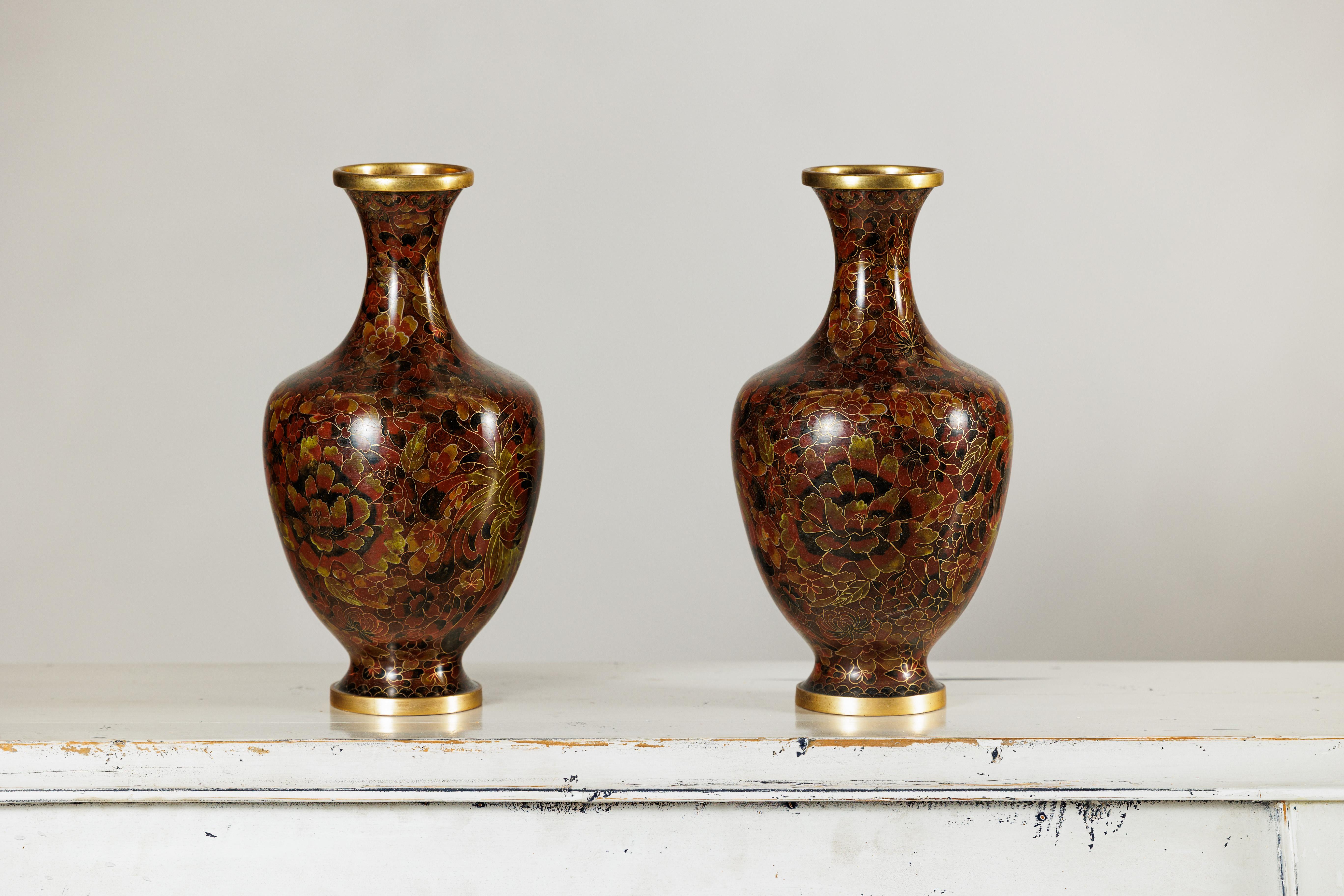 Laiton Paire de vases cloisonnés à fond brun rougeâtre et décor floral en vente