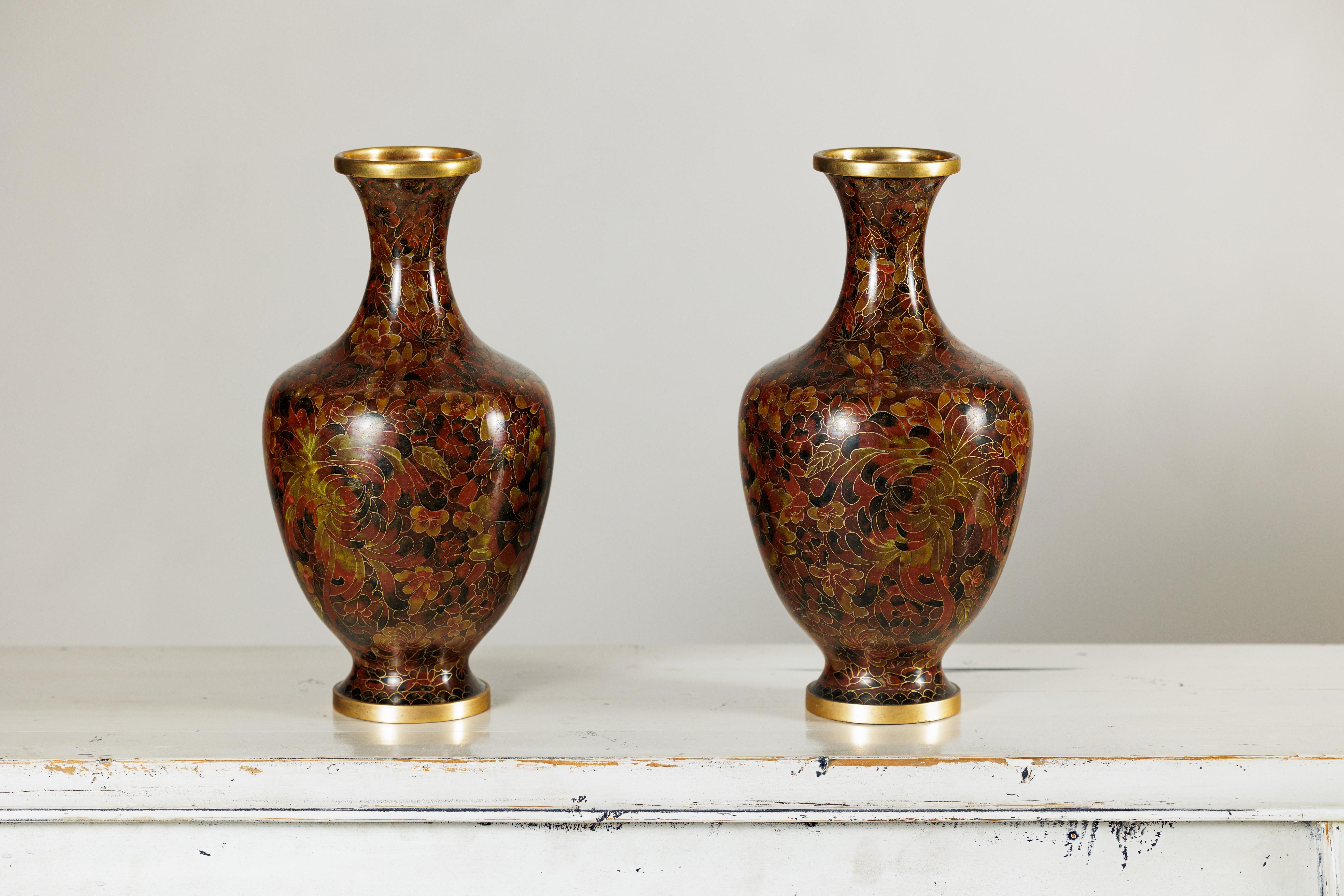 Paire de vases cloisonnés à fond brun rougeâtre et décor floral en vente 1