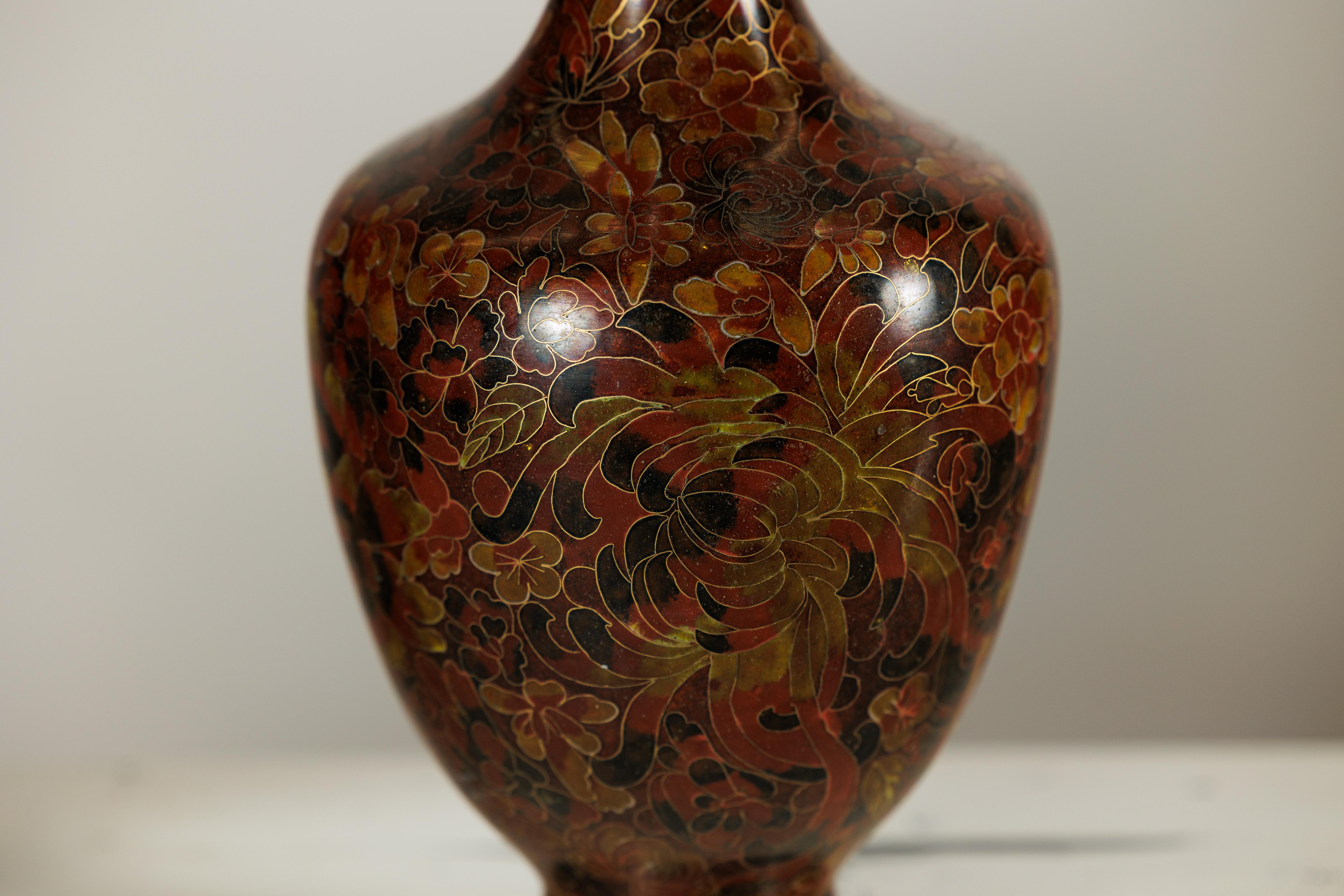 Paire de vases cloisonnés à fond brun rougeâtre et décor floral en vente 2
