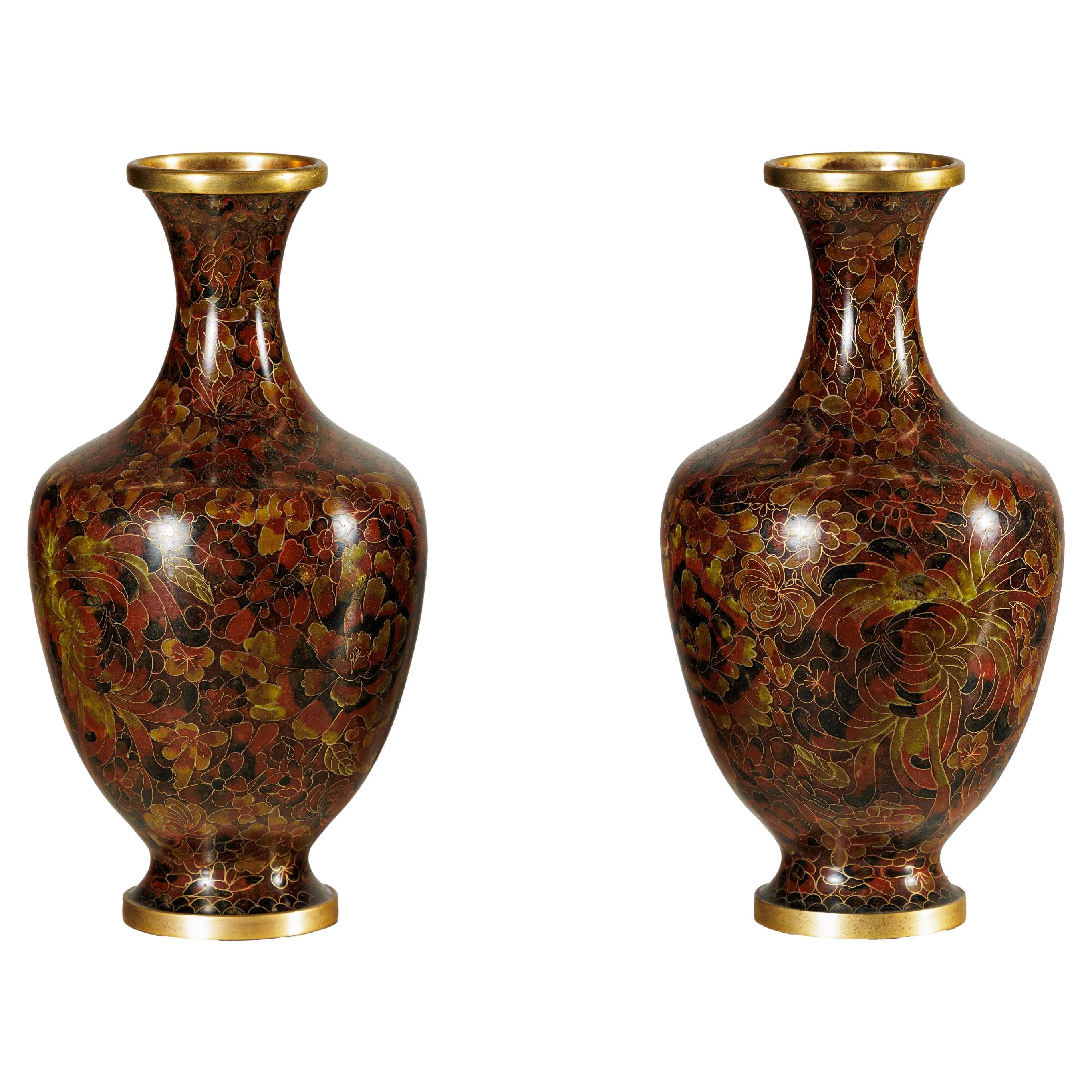 Paire de vases cloisonnés à fond brun rougeâtre et décor floral