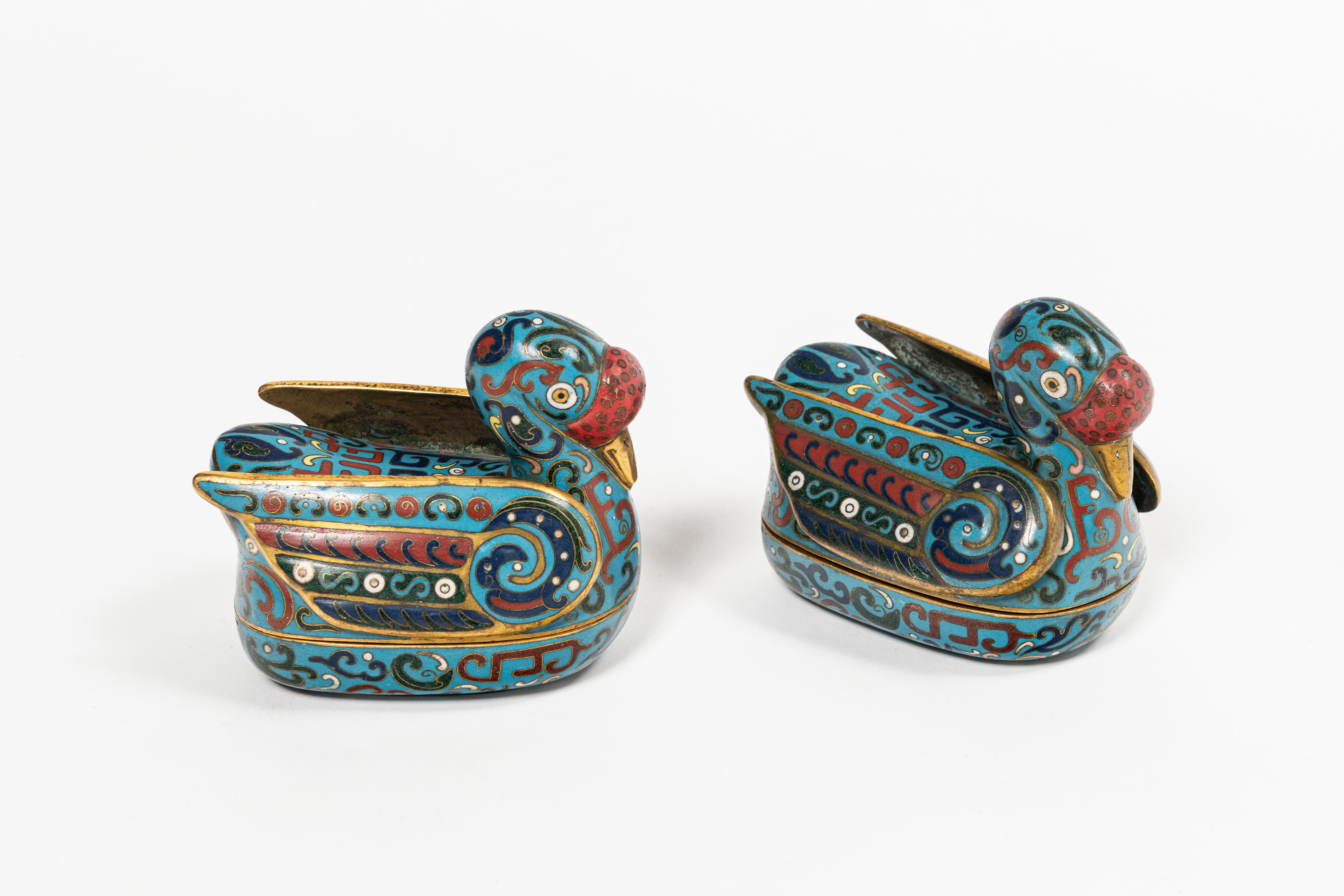 Cloisonné Coppia di posacenere a cloissone, Cina, inizio XX secolo. in vendita