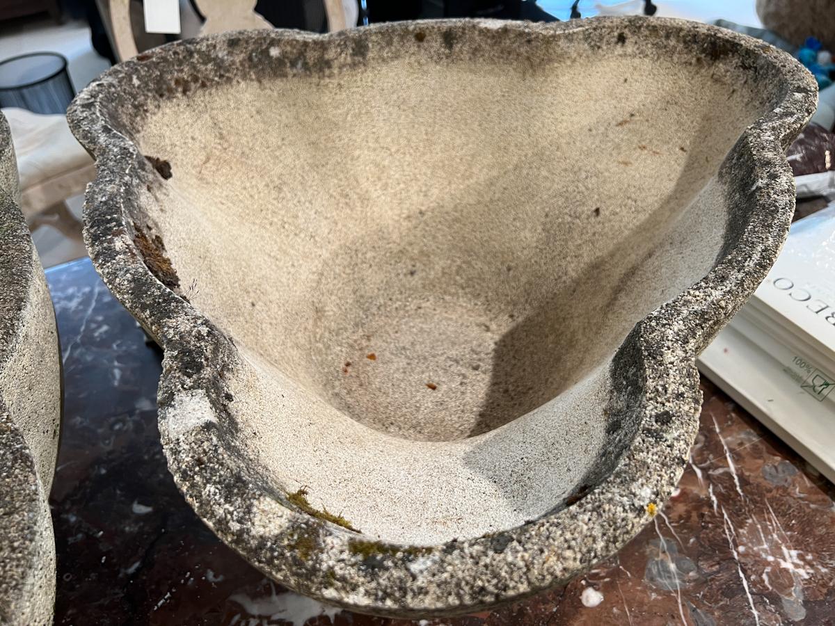 Ces jardinières uniques présentent une forme de trèfle ou de trèfle, ce qui leur confère un aspect distinct et artistique. Les jardinières ont un aspect naturel et usé par le temps, ce qui les rend parfaites pour ajouter un charme rustique à