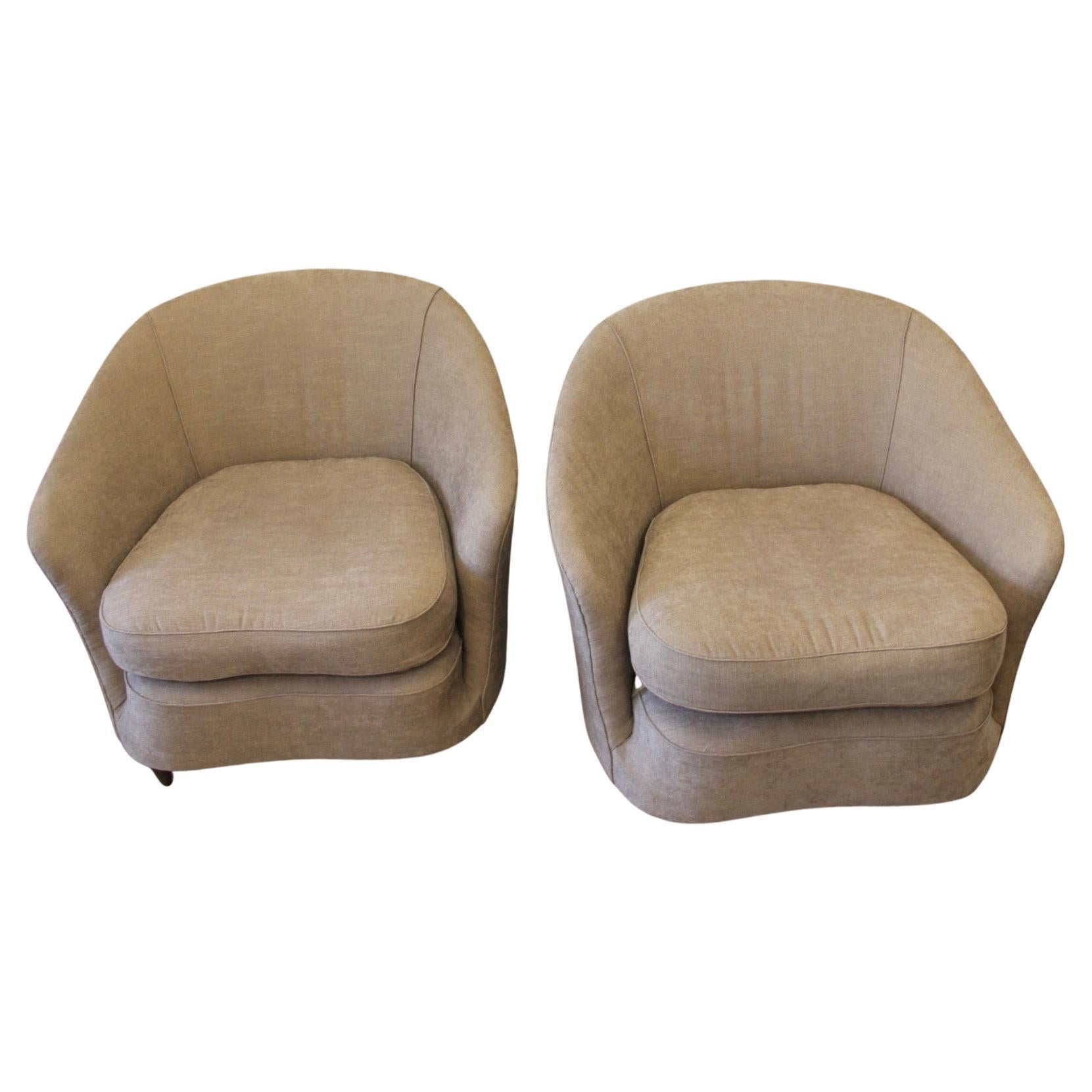 Pair of club armchairs from the 50s, Italian.
I redid the upholstery of the armchairs with a pearl gray cotton fabric.
The feet are wooden.
Model of very attractive armchairs.