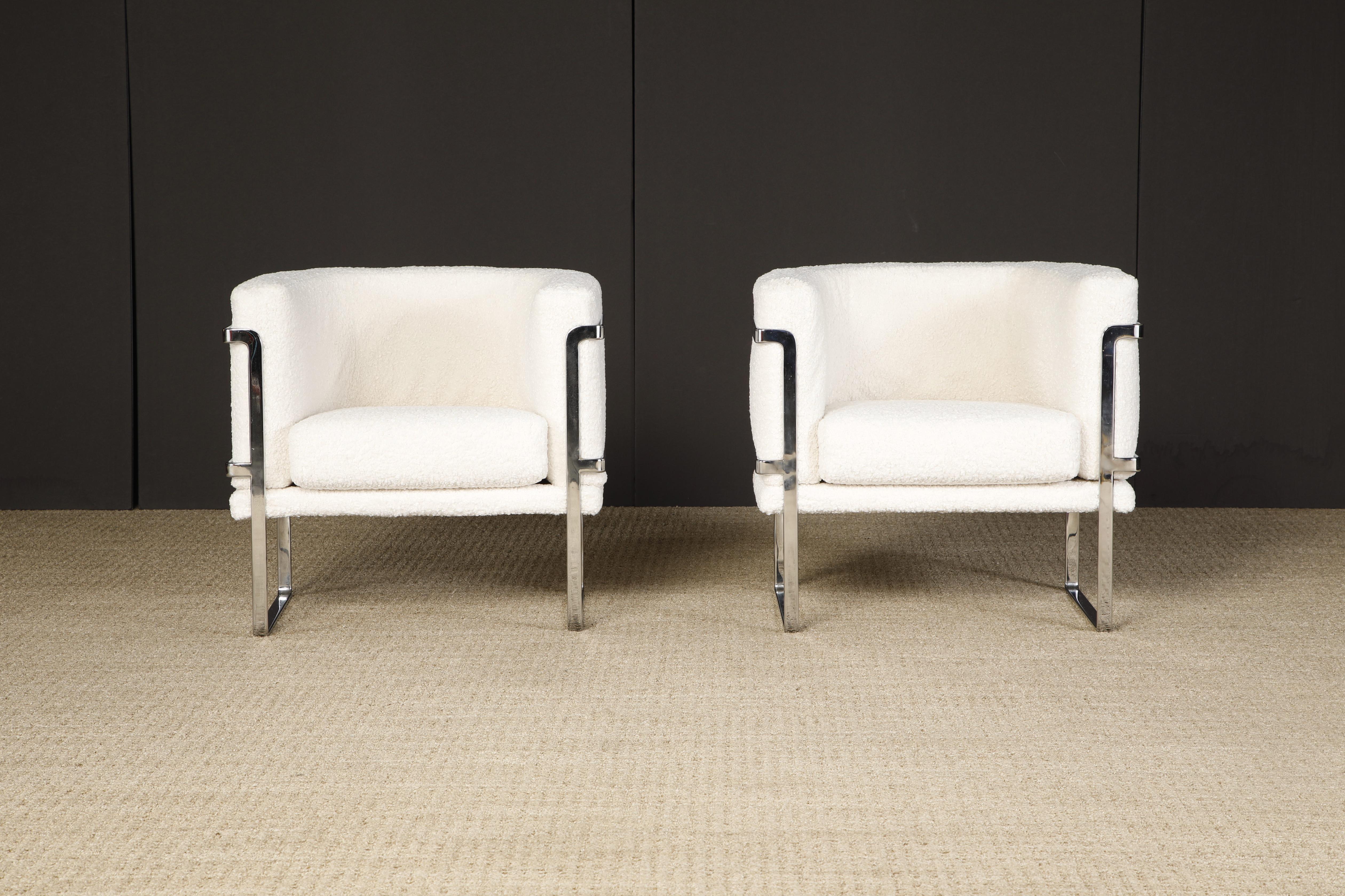 Cette paire de fauteuils club récemment retapissés par Claudio Salocchi pour Sormani, vers les années 1970, présente de gracieuses armatures chromées avec un tissu bouclé blanc nubby.  Signé avec le label Sormani des années 1960/70, comme indiqué