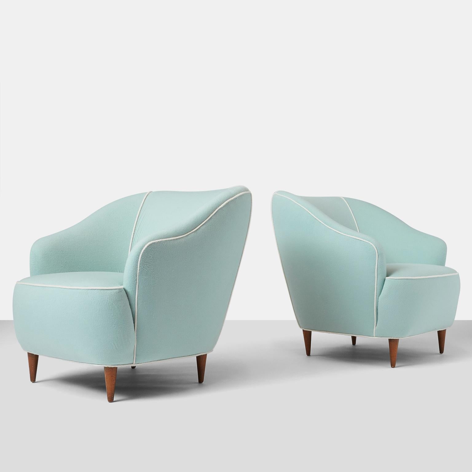 Pair of club chairs by Gio Ponti for Casa Giardino.
A pair of lounge chairs designed by Gio Ponti for Casa Giardino in Italy, circa 1938. The chairs have been completely restored in a luxurious Prima Alpaca from Sandra Jordan with contrast alpaca