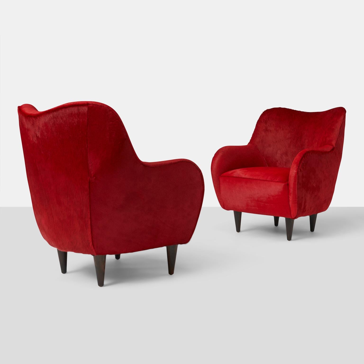 Pair of club chairs by Joaquim Tenreiro
A rare pair of club chairs by Joaquim Tenreiro completely restored in a deep red hair on hide with tapered wood legs.
Brazil, circa 1950s.