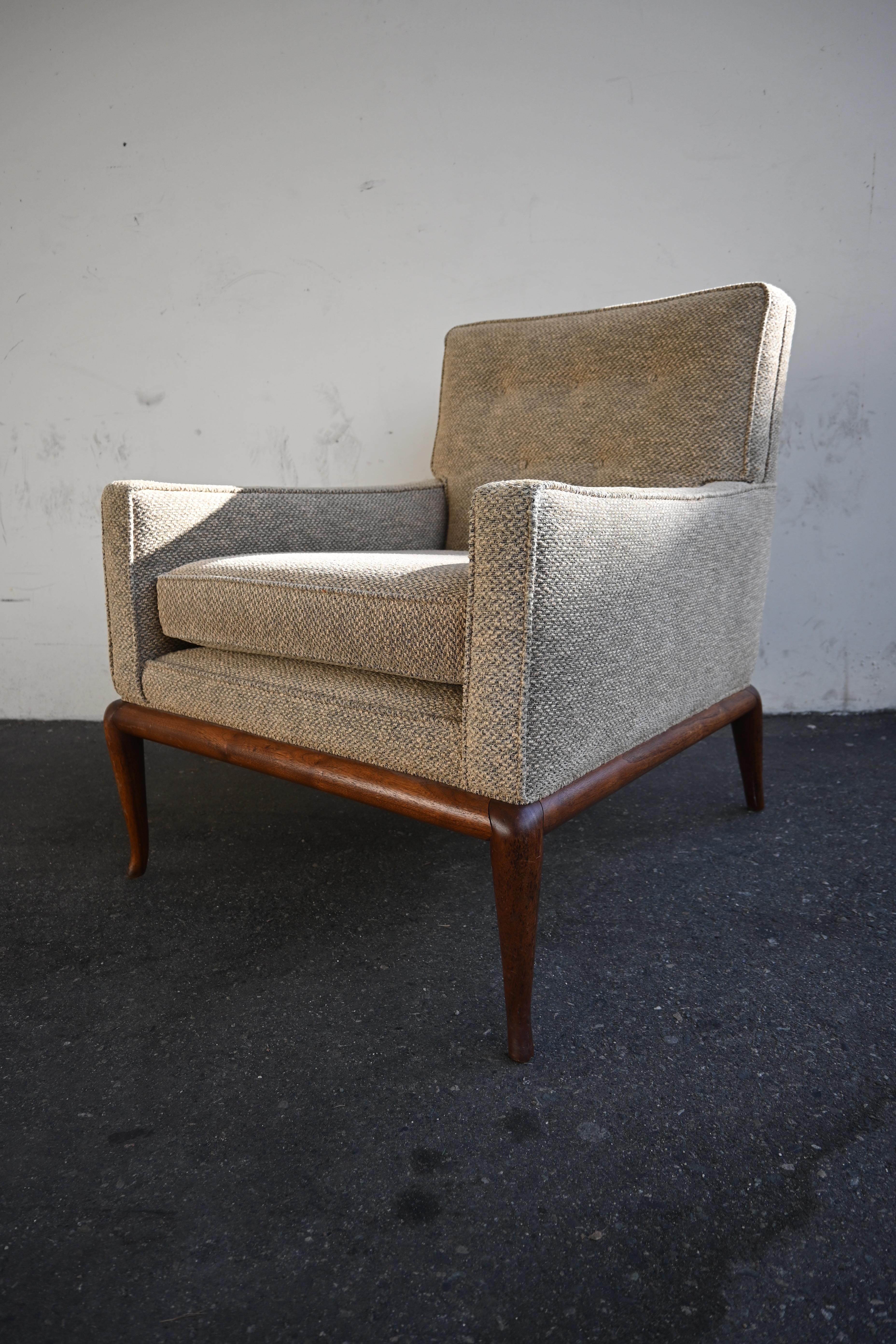 Pair of T.H. Robsjohn-Gibbings for Widdicomb club chairs, 1950s.

Measures: 32” H x 25.5” W x 27” D x 19” SH

Pair of American mid-century lounge / armchairs with newly upholstered in a beautiful oatmeal wool fabric and a walnut frame, resting