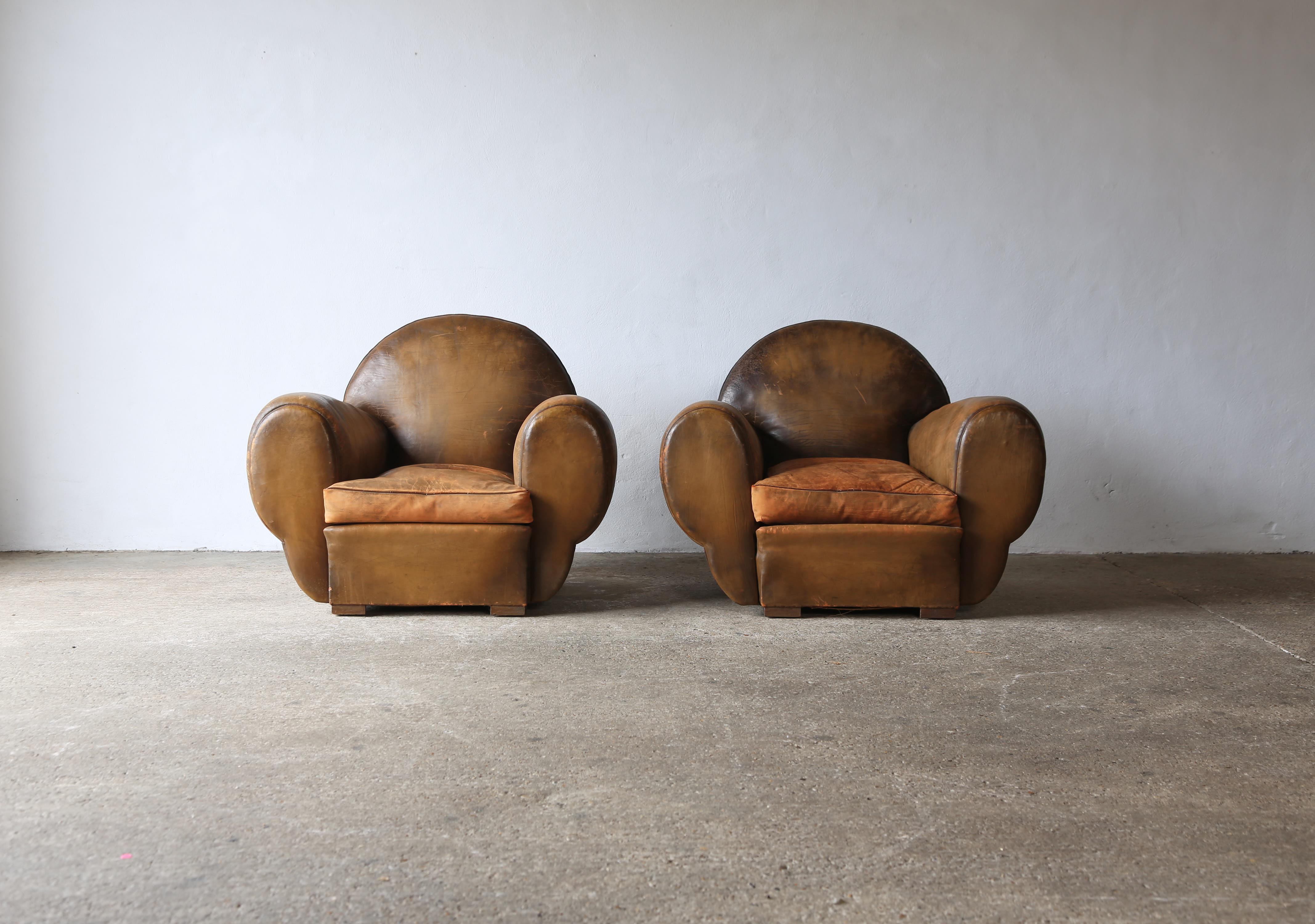 Una superba coppia di sedie da club Elephant francesi degli anni '40, provenienti da una casa privata vicino a Lione, vendute in condizioni originali e che il cliente potrà rivestire con un tessuto a sua scelta.   Le sedie sono nella loro pelle