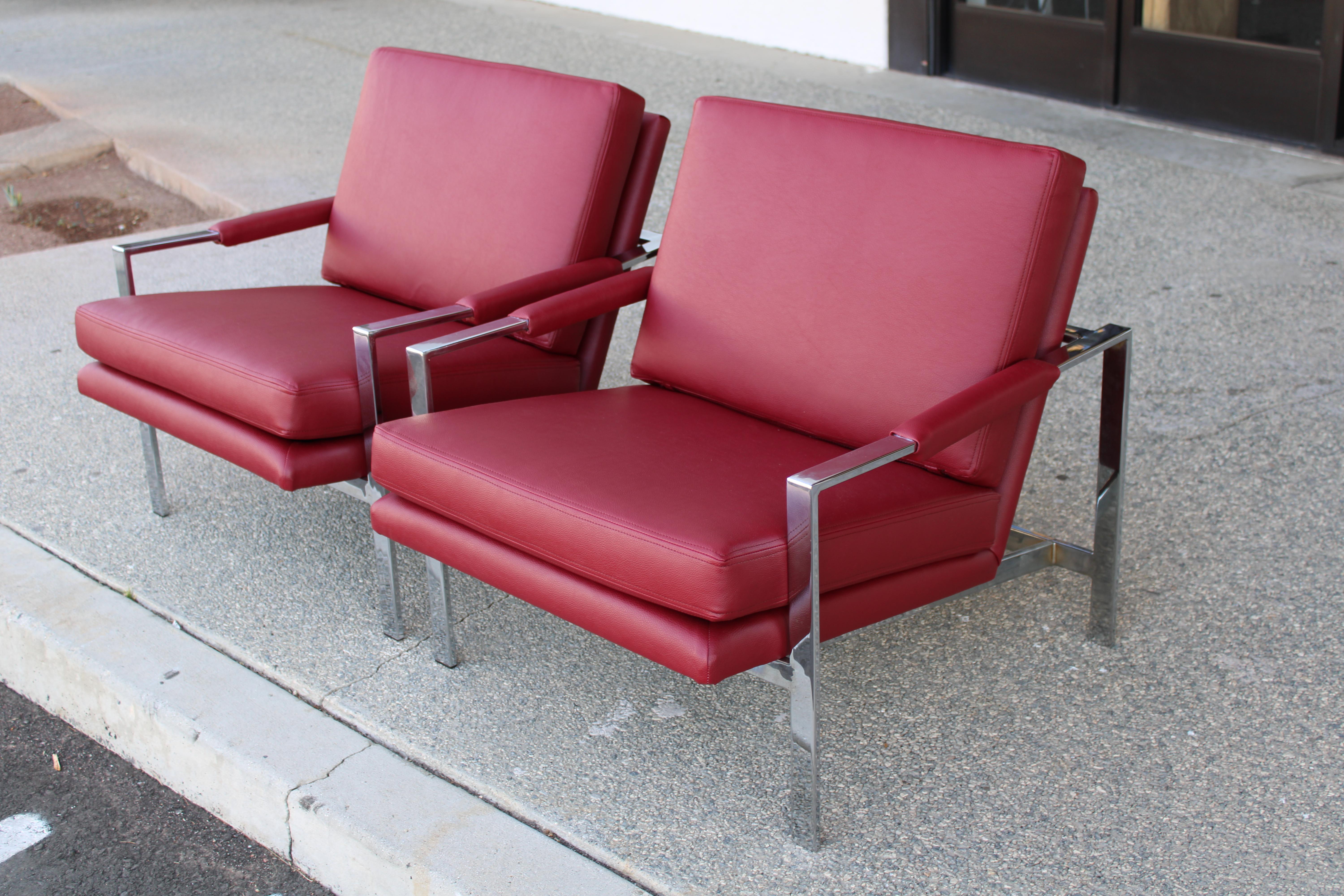 Mid-Century Modern Pair of Club Chairs in the Style of Milo Baughman