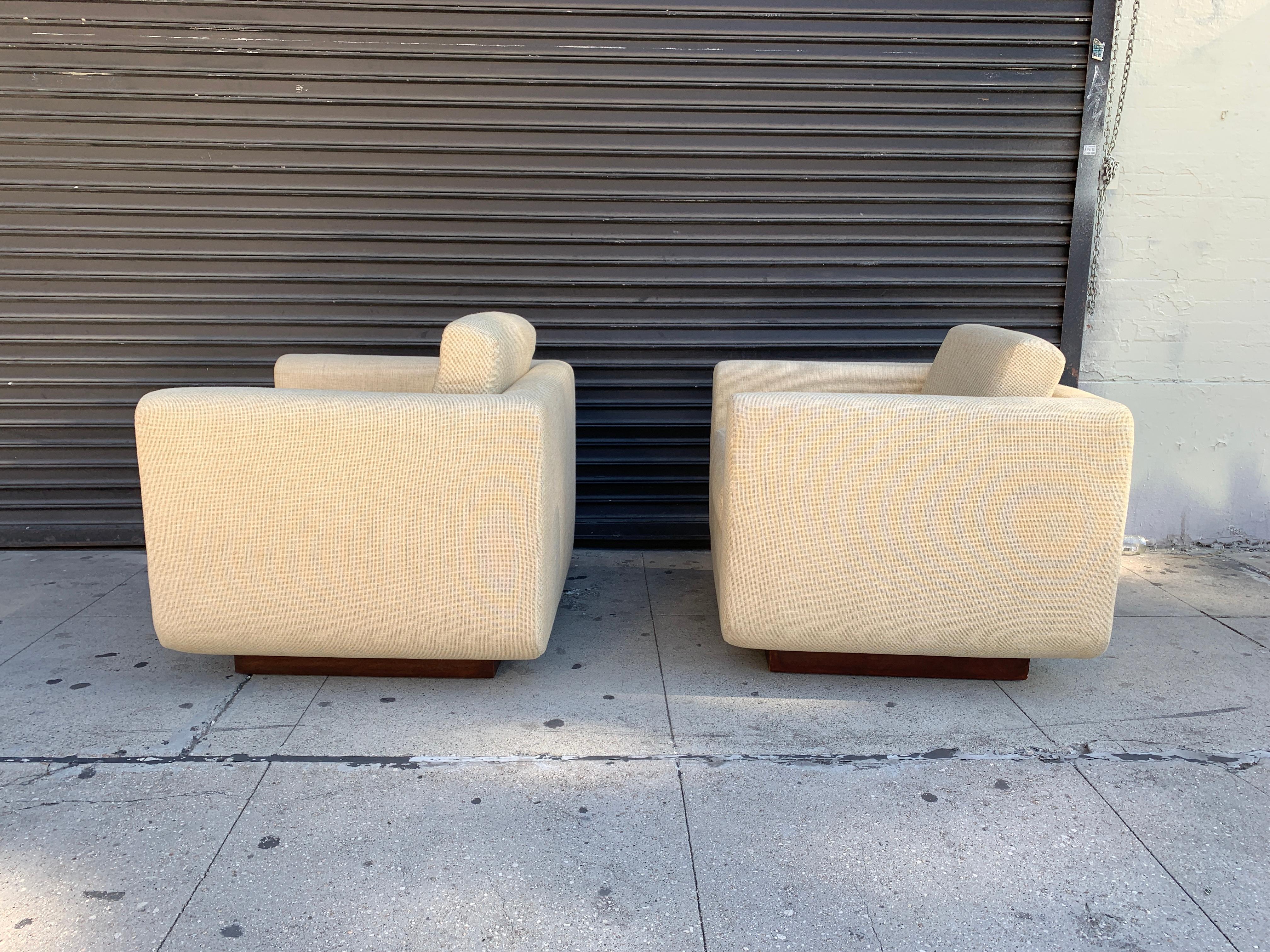 Beautiful pair of club chairs designed and manufactured in the US by Harvey Probber.

These chairs have great proportions, they are very confortable and they are in very good condition, very little wear to frames and fabric.

Measurements:
31