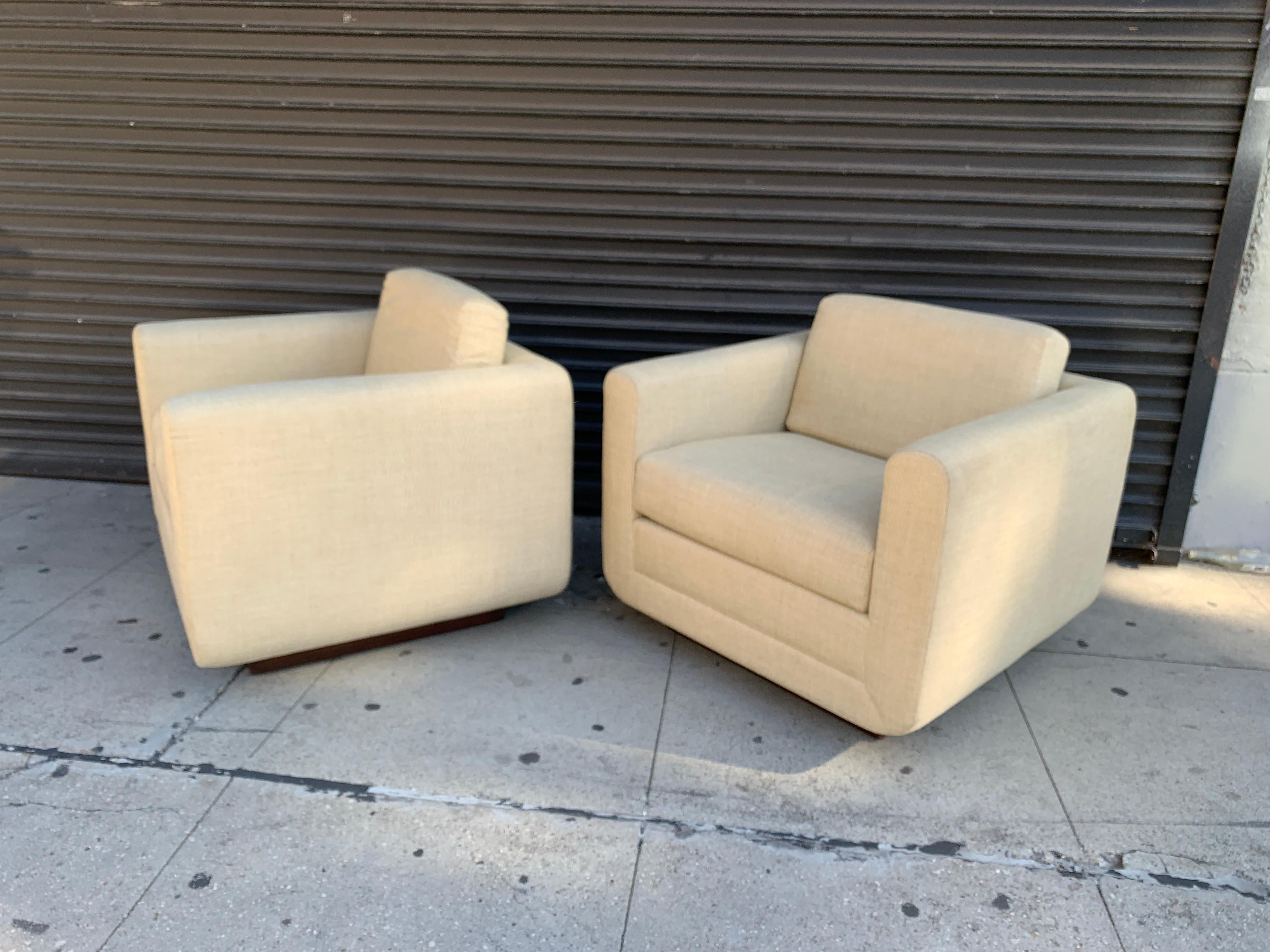 Pair of Club Chairs on Walnut Plinth by Harvey Probber In Good Condition In Los Angeles, CA