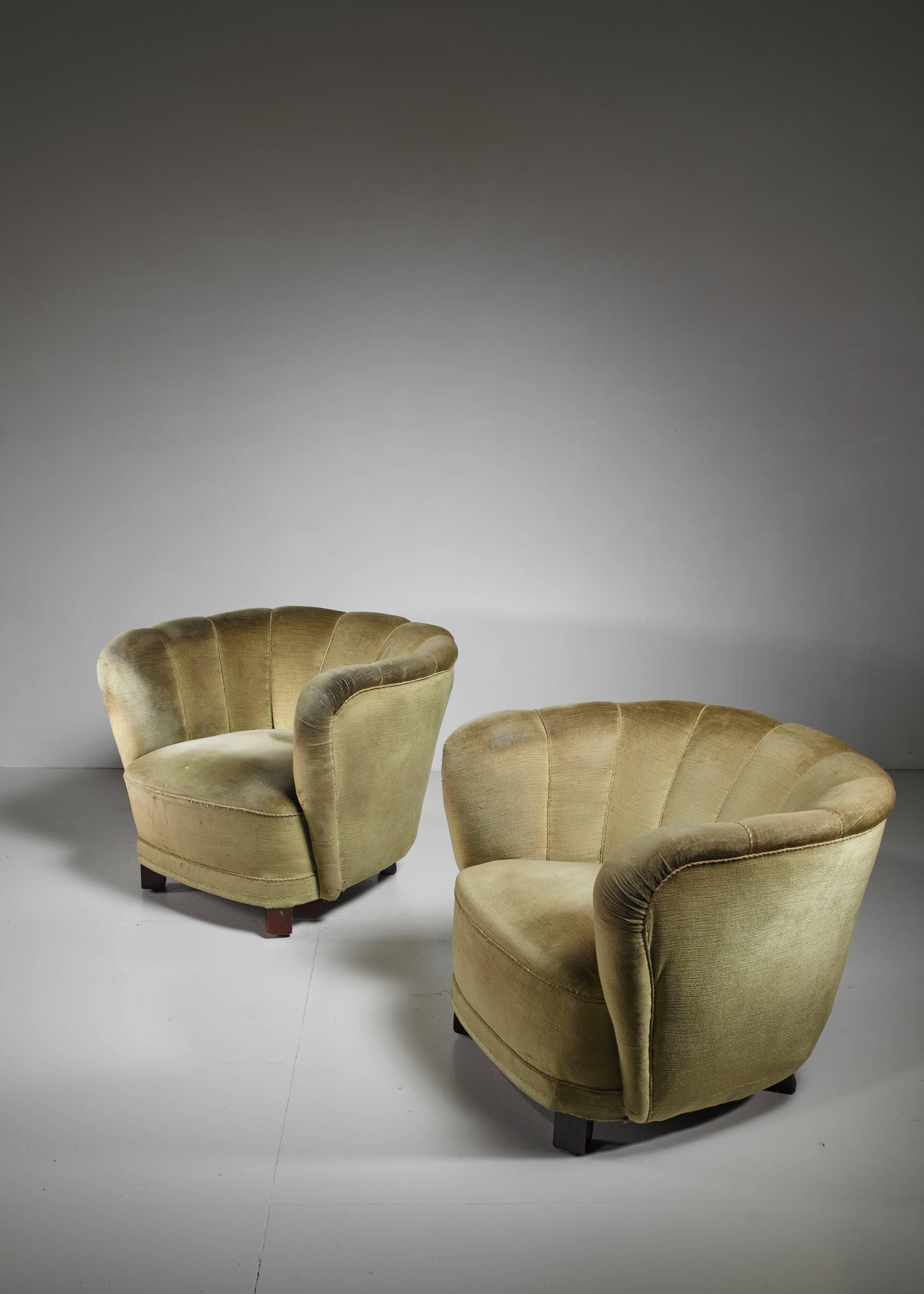 A pair of round Danish club chairs with original green velour upholstery. The chairs are in a very good condition with minor wear to the fabric.

 
 