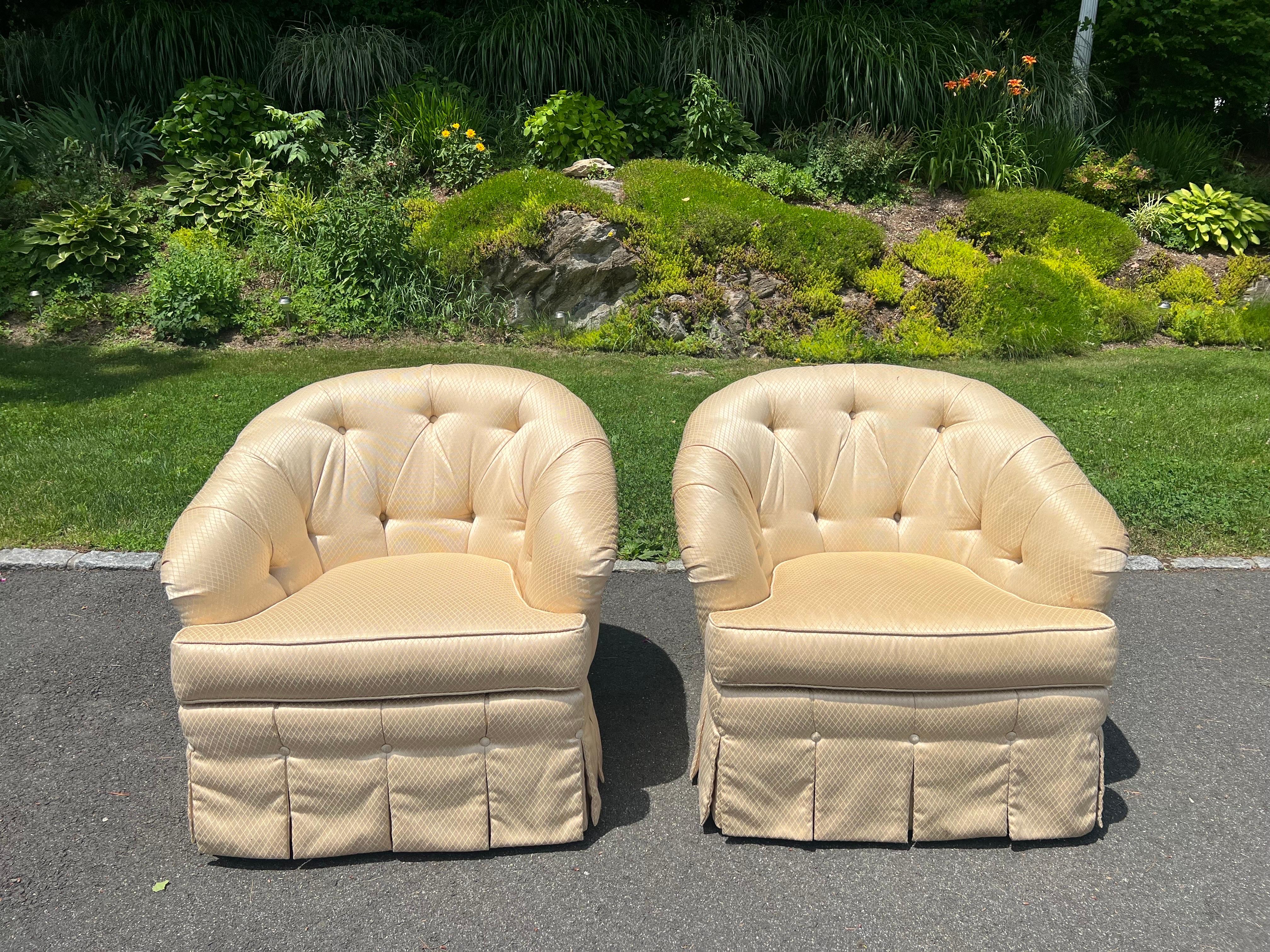 Coppia di sedie da salotto Ethan Allen con pouf abbinati. Stile e design classici con schienale a bottoni e pouf con gonna. Perfetto per la camera da letto principale o il soggiorno.  Alcuni scolorimenti dovuti all'uso degli ottomani. Grandi ossa.