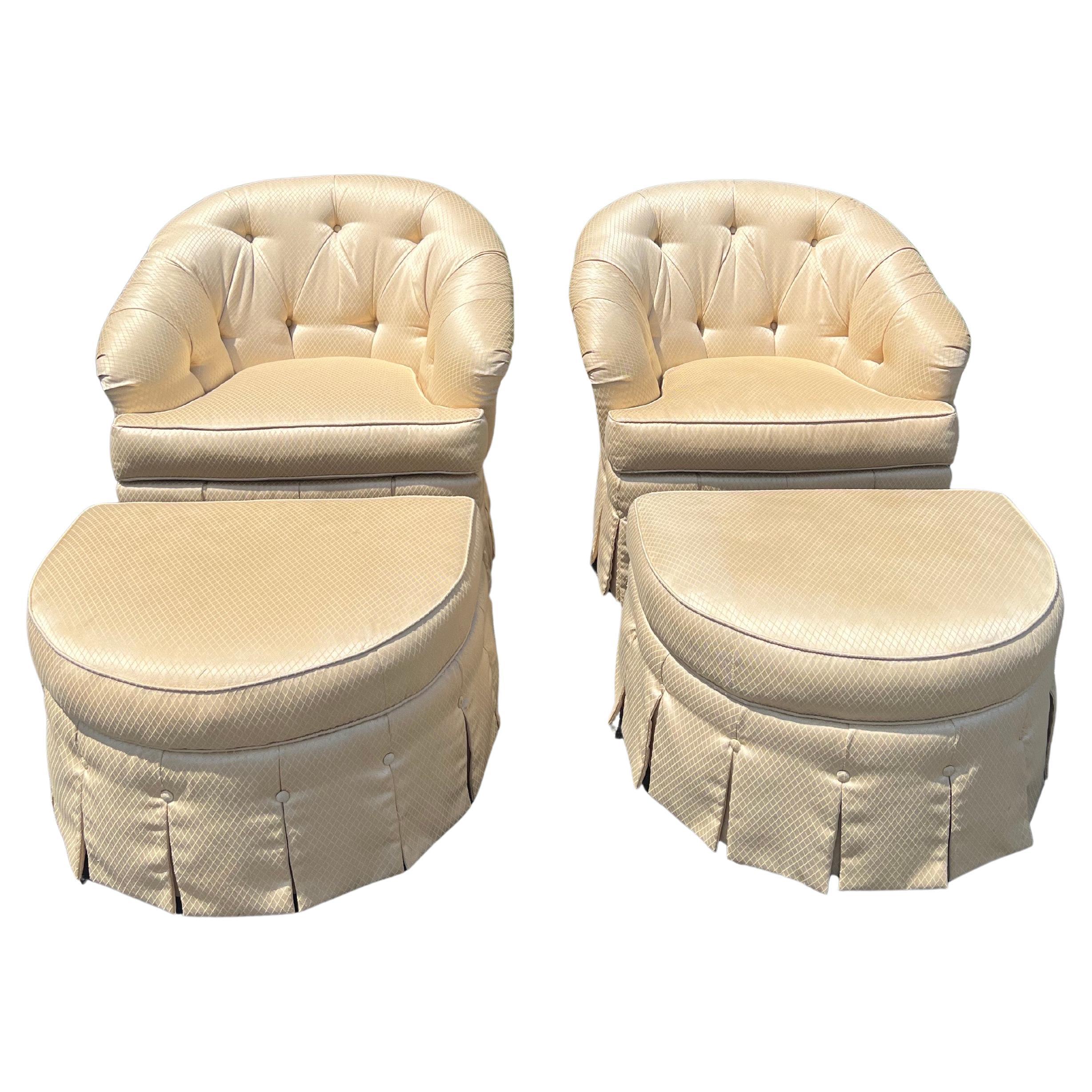 Paar Clubsessel mit passenden Ottomanen im Angebot
