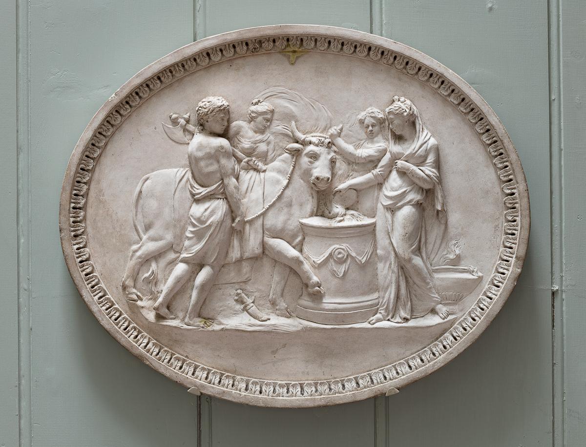 Coppia di placche ovali in pietra di Coade del XVIII secolo

Raffigurante due scene di altare sacrificale, una forse un altare di Cupido, l'altra raffigurante la regina Didone di Cartagine che conduce il toro sacrificale all'altare; accanto leggeri