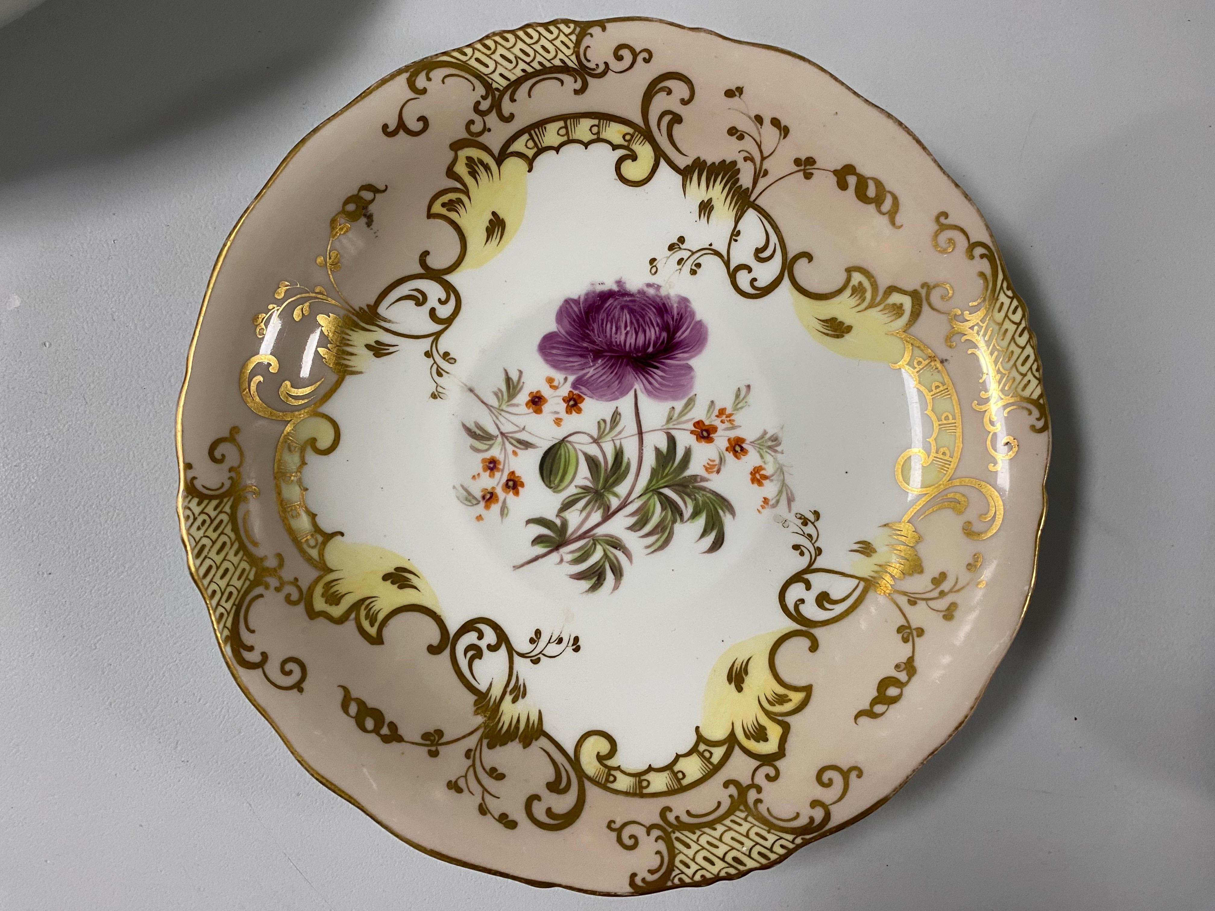 Paar Coalport Porcelain Untertassen, Beige & Blumen, von Joseph Birbeck, um 1847
Hübsches Gold auf beigem Grund mit einer rosa Tulpe auf der einen und einer lila Blume auf der anderen Seite. Auf der Unterseite ist beides mit 8854 gekennzeichnet.