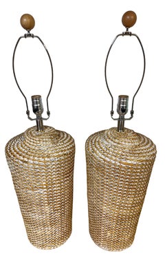 Paar moderne coastal-moderne weiß-Polychrome Lampen aus gewebtem Rattan