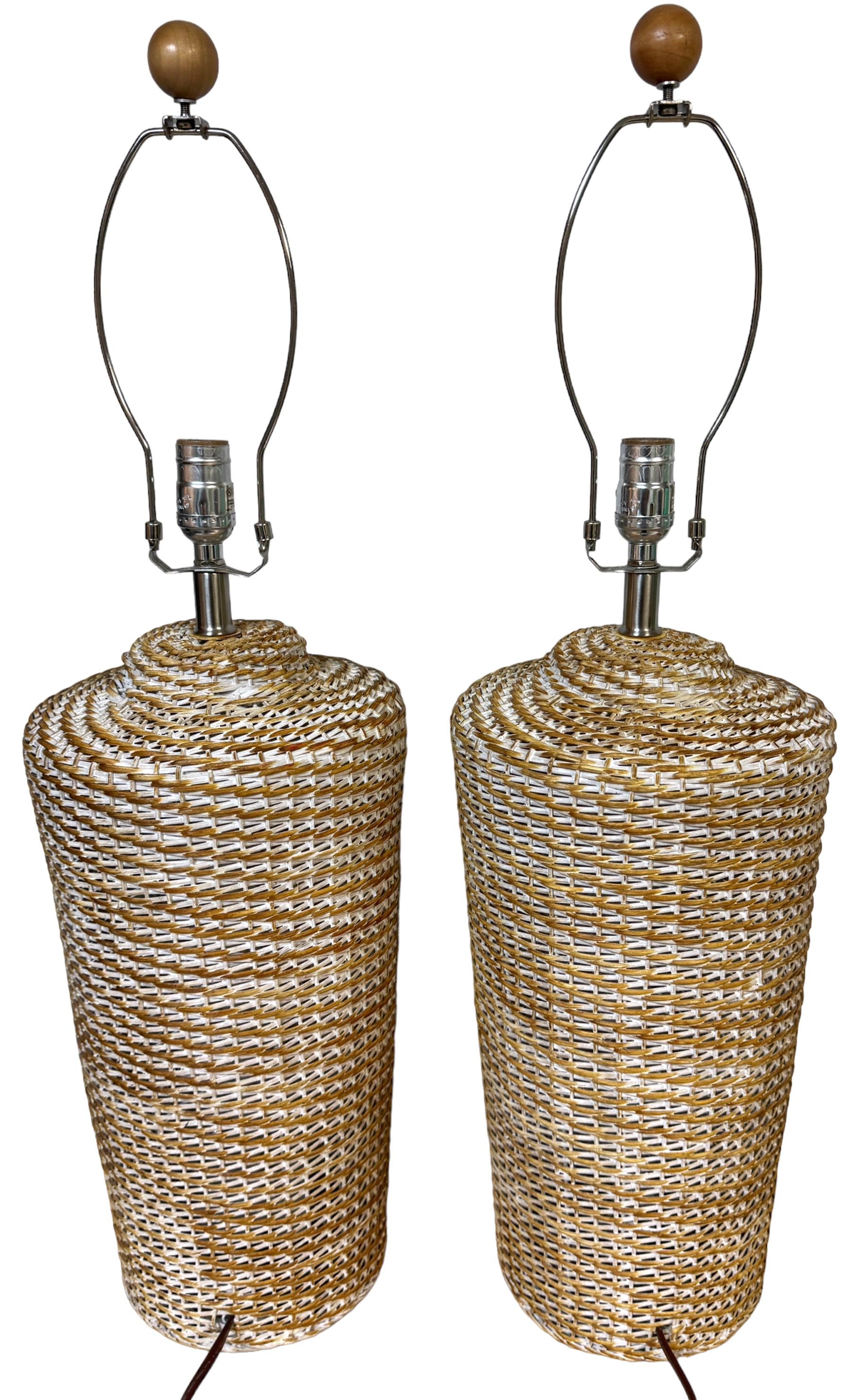 Pair of Coastal Modern White-Polychromed Woven Rattan Lamps  In Good Condition For Sale In West Palm Beach, FL