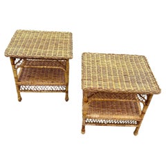 Paire de tables d'appoint en osier tressé de style côtier