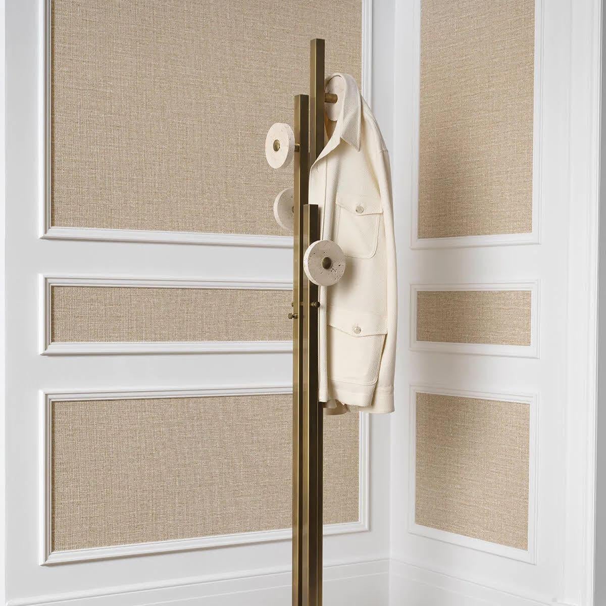 Paire de porte-manteaux en laiton patiné et travertin

Suspendez vos manteaux et vestes avec style grâce à cette paire de porte-manteaux, conçue pour ajouter une touche de sophistication à votre entrée.

Cette pièce intemporelle présente une