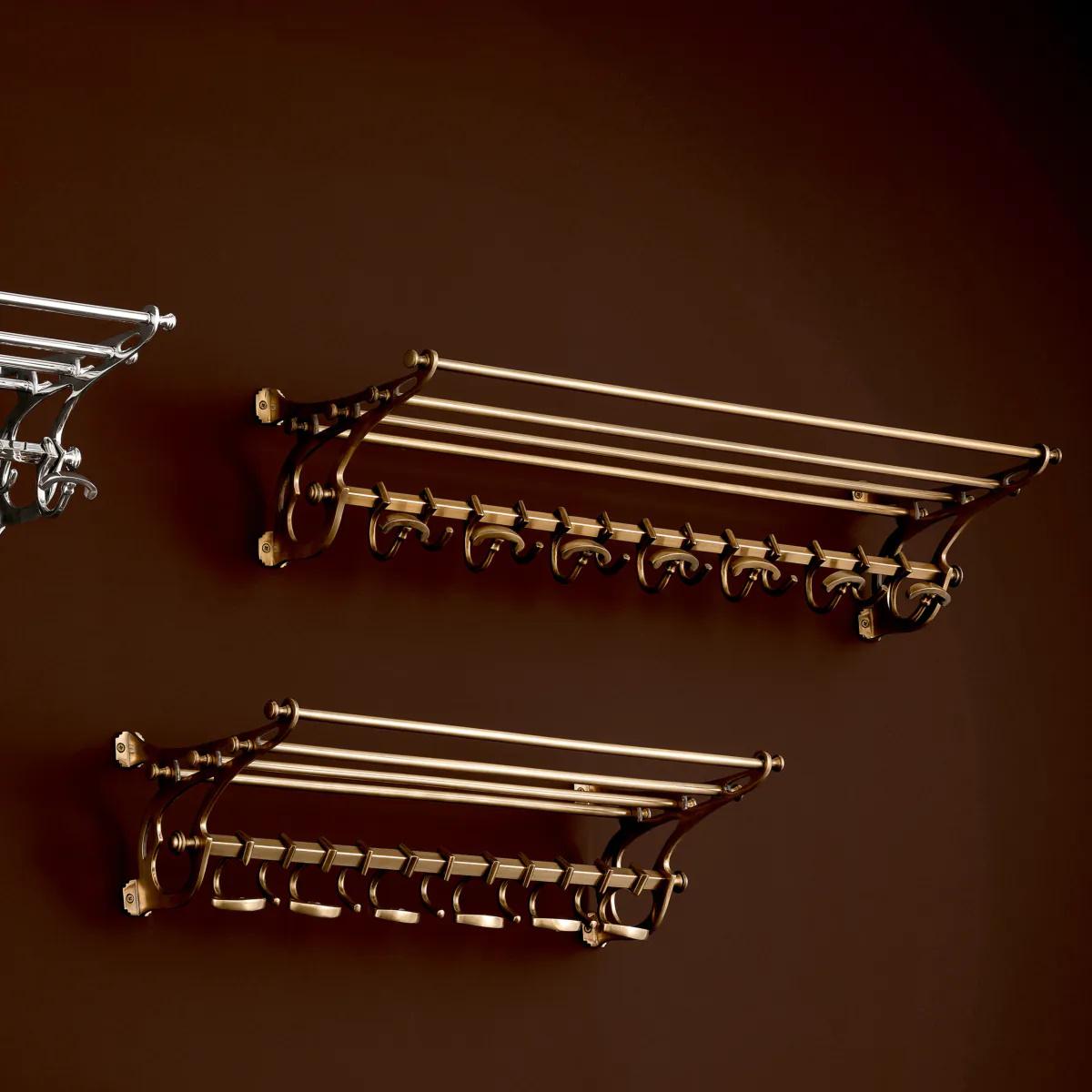 XXI secolo e contemporaneo Coppia di appendiabiti, finitura in ottone patinato, design Belle Époque. in vendita