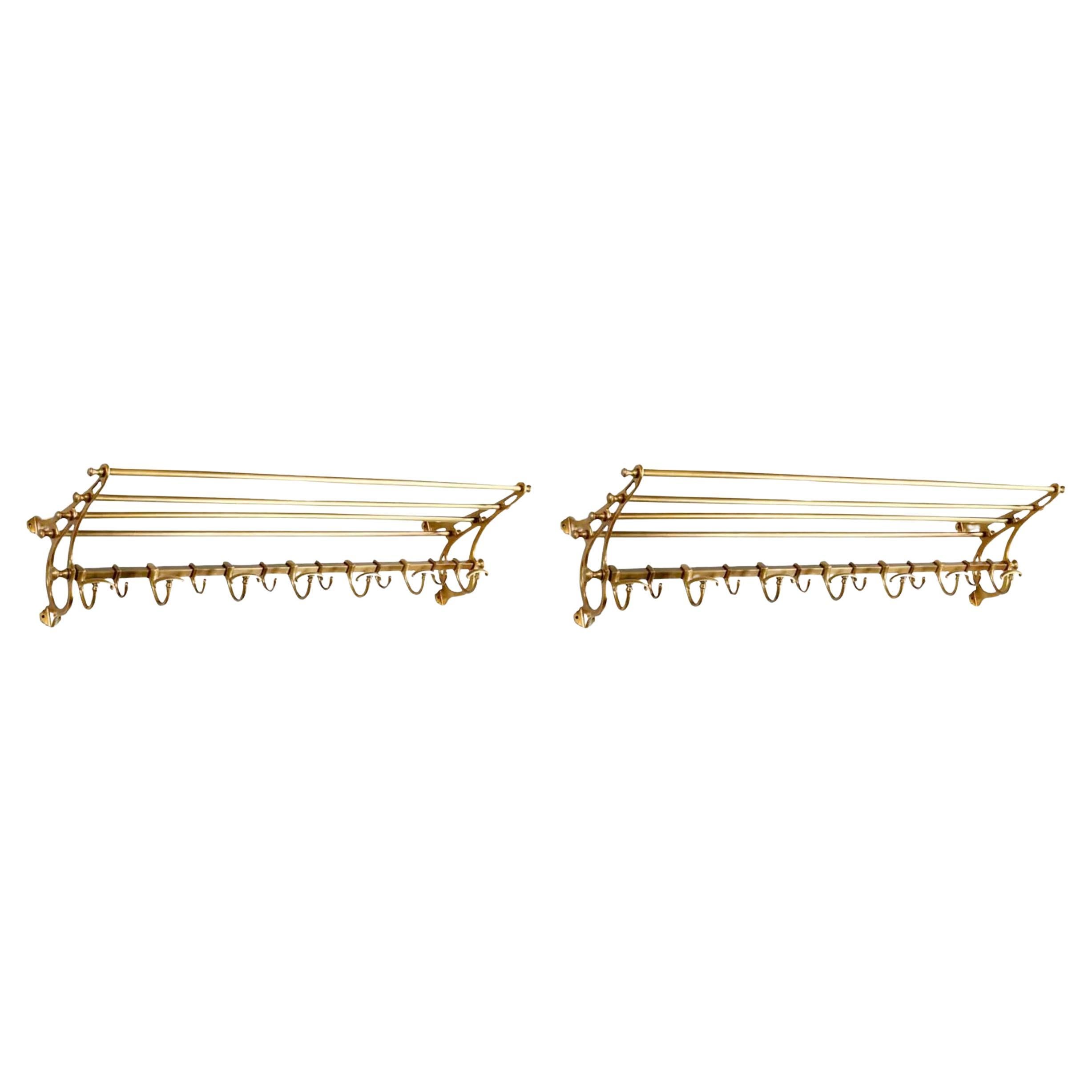 Coppia di appendiabiti, finitura in ottone patinato, design Belle Époque.