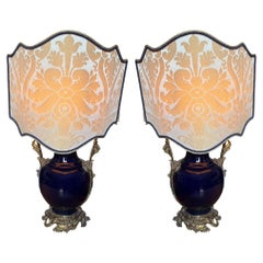 Pareja de lámparas de cerámica azul cobalto con soportes de bronce dorado, Siglo XX